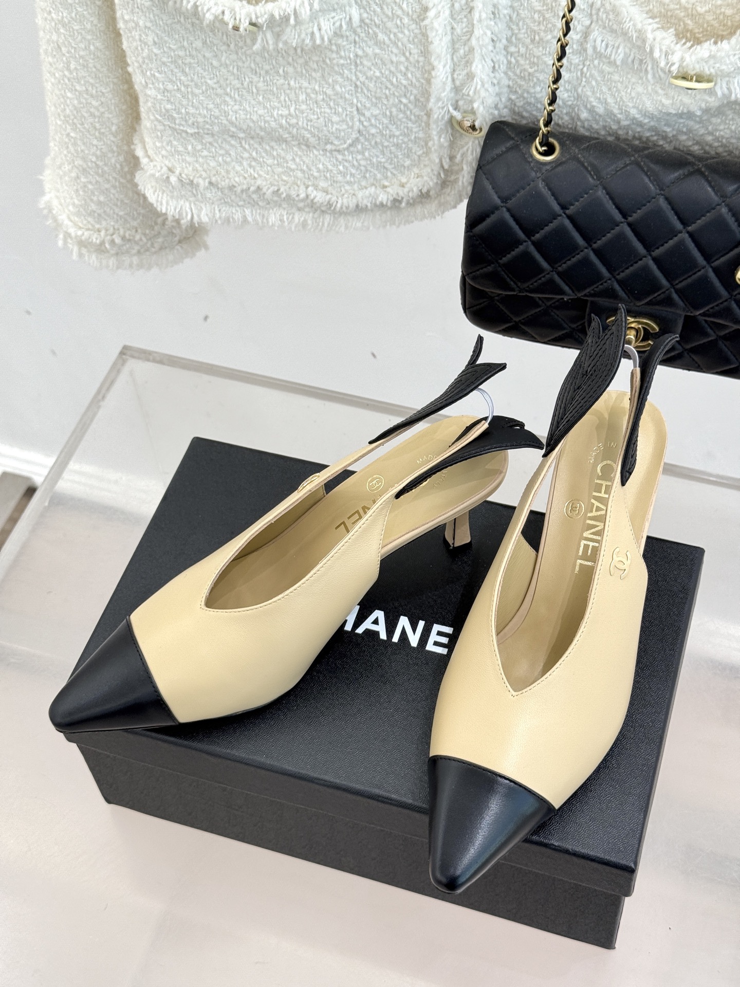 CHANE*｜小香26C双C拼色高跟后空凉鞋当香奈儿双C标识的传奇基因邂逅拼色美学与后空凉鞋的灵动这双凉