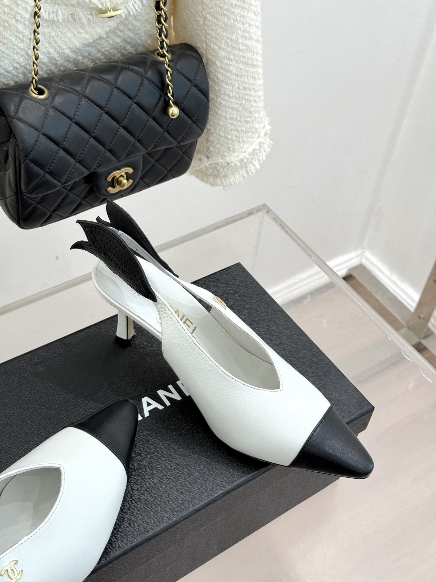 CHANE*｜小香26C双C拼色高跟后空凉鞋当香奈儿双C标识的传奇基因邂逅拼色美学与后空凉鞋的灵动这双凉