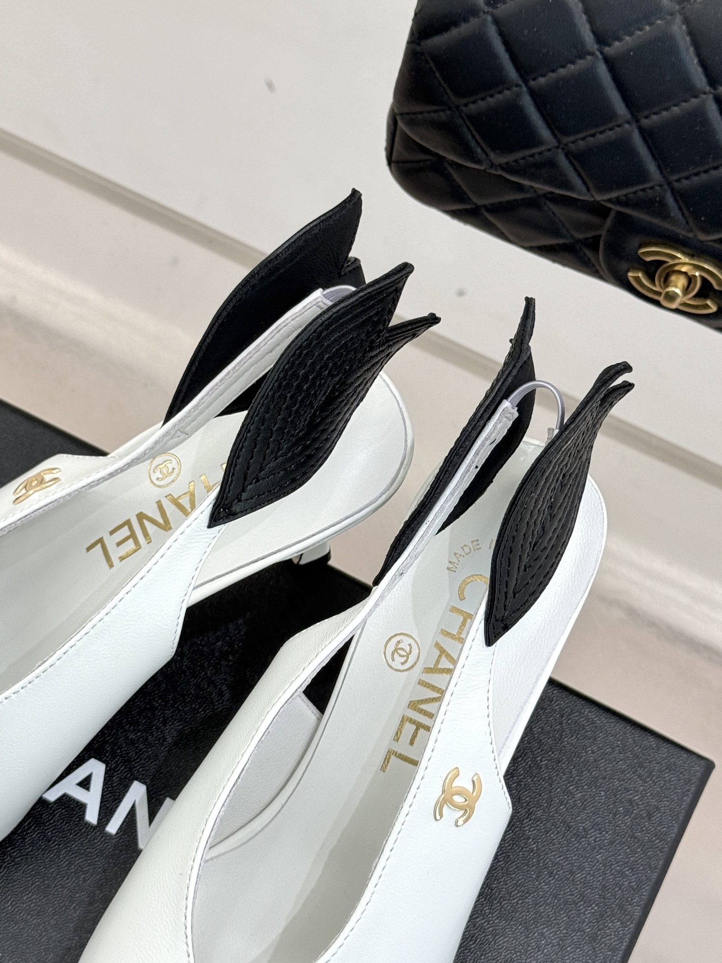 CHANE*｜小香26C双C拼色高跟后空凉鞋当香奈儿双C标识的传奇基因邂逅拼色美学与后空凉鞋的灵动这双凉