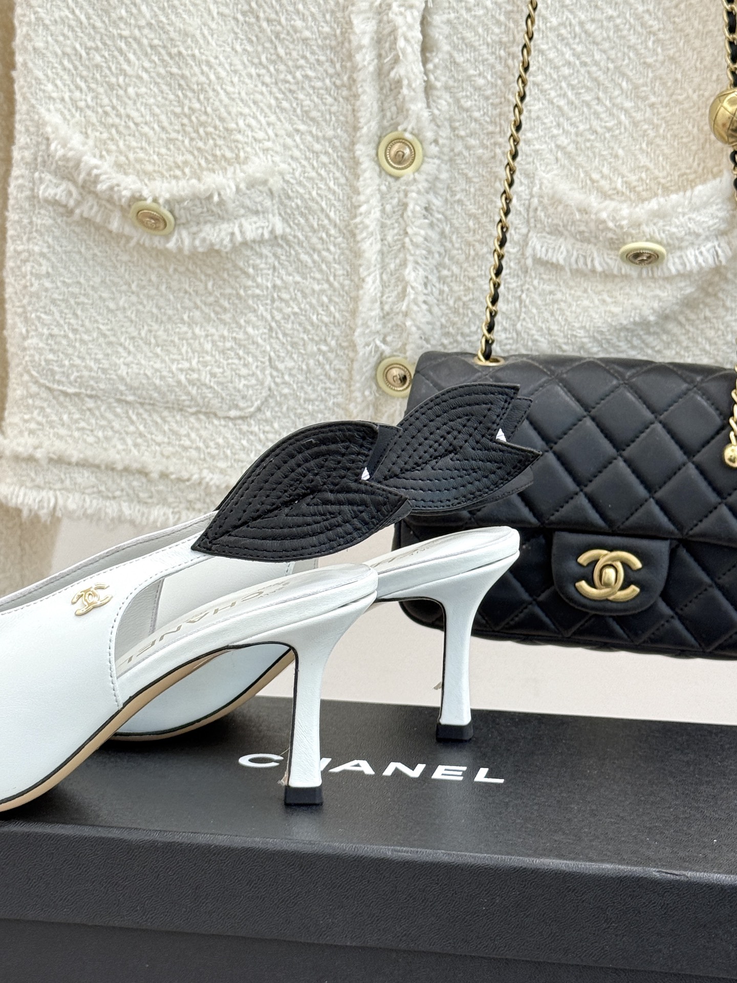 CHANE*｜小香26C双C拼色高跟后空凉鞋当香奈儿双C标识的传奇基因邂逅拼色美学与后空凉鞋的灵动这双凉