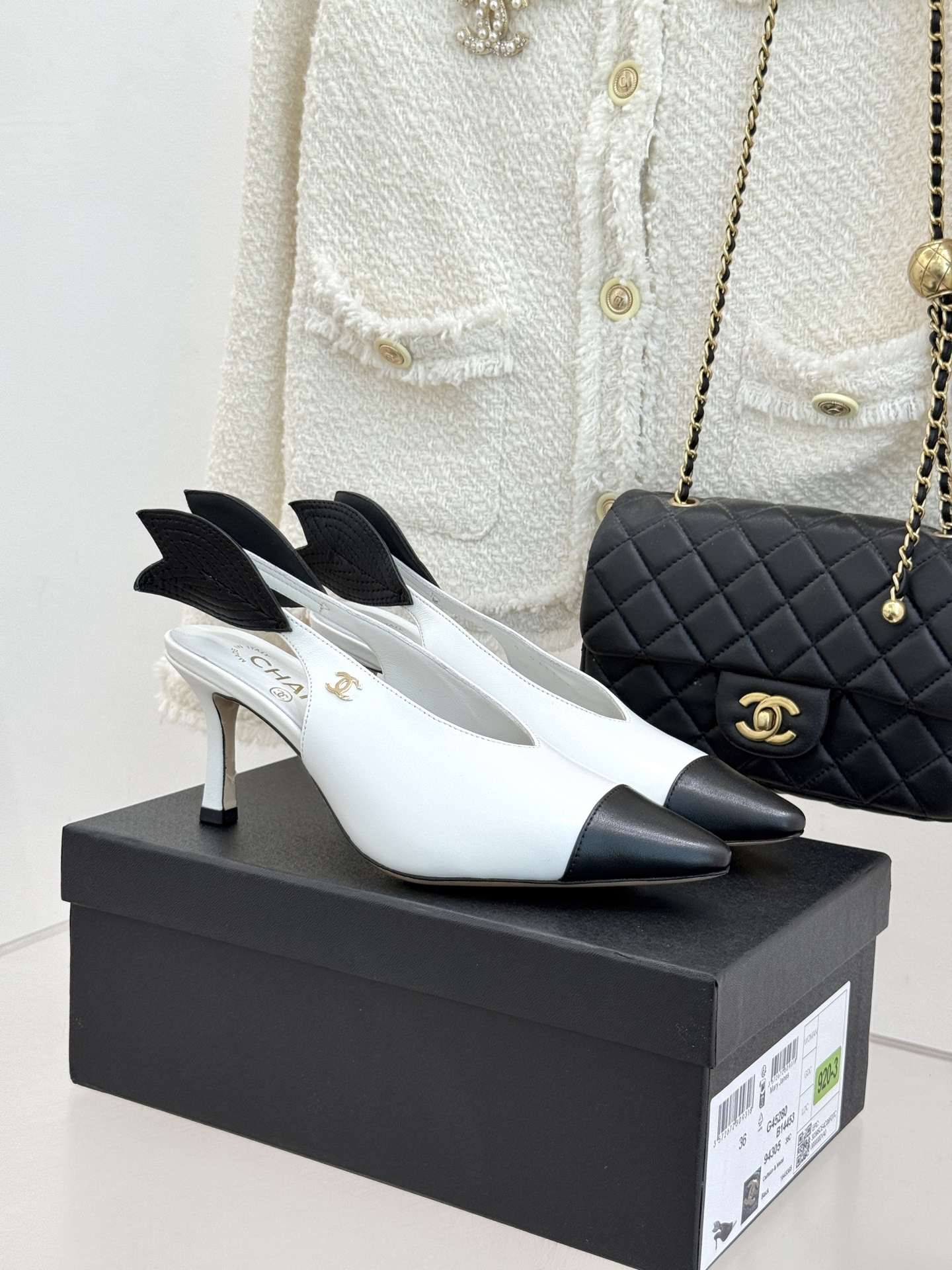 CHANE*｜小香26C双C拼色高跟后空凉鞋当香奈儿双C标识的传奇基因邂逅拼色美学与后空凉鞋的灵动这双凉