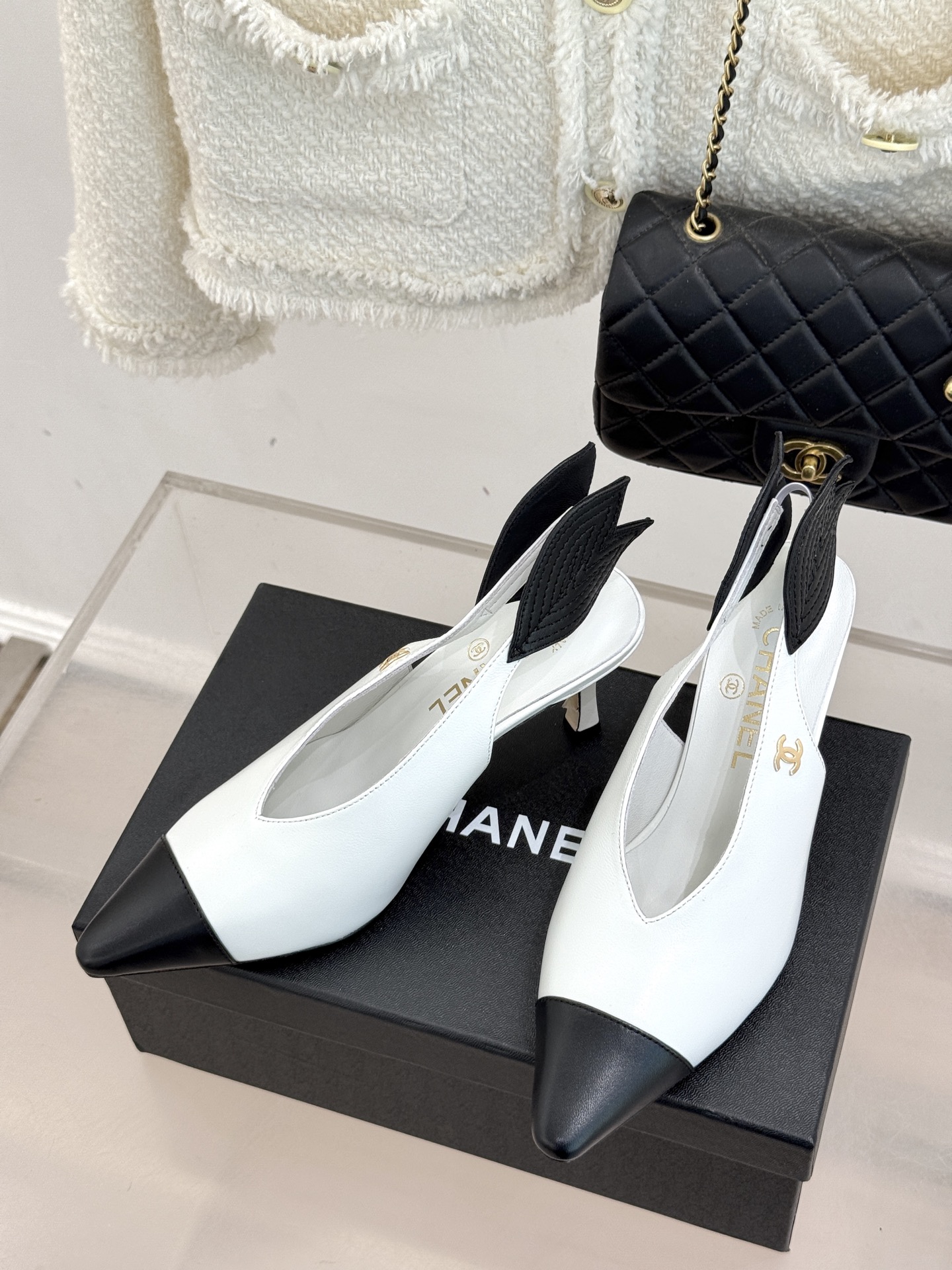 CHANE*｜小香26C双C拼色高跟后空凉鞋当香奈儿双C标识的传奇基因邂逅拼色美学与后空凉鞋的灵动这双凉