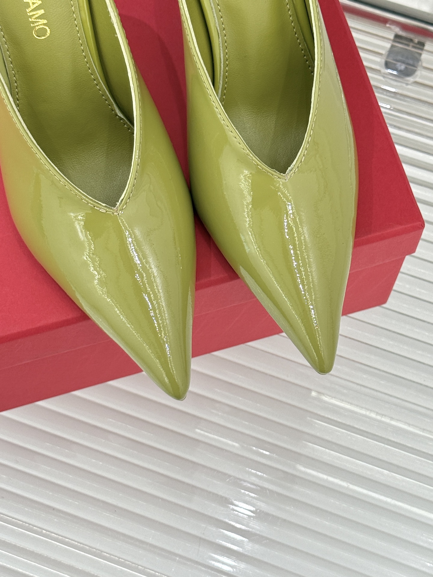 Ferragamo/菲拉格慕26AW早春新品高跟拖鞋藏着“明星御用鞋匠”的百年匠心。源自1940年代的经