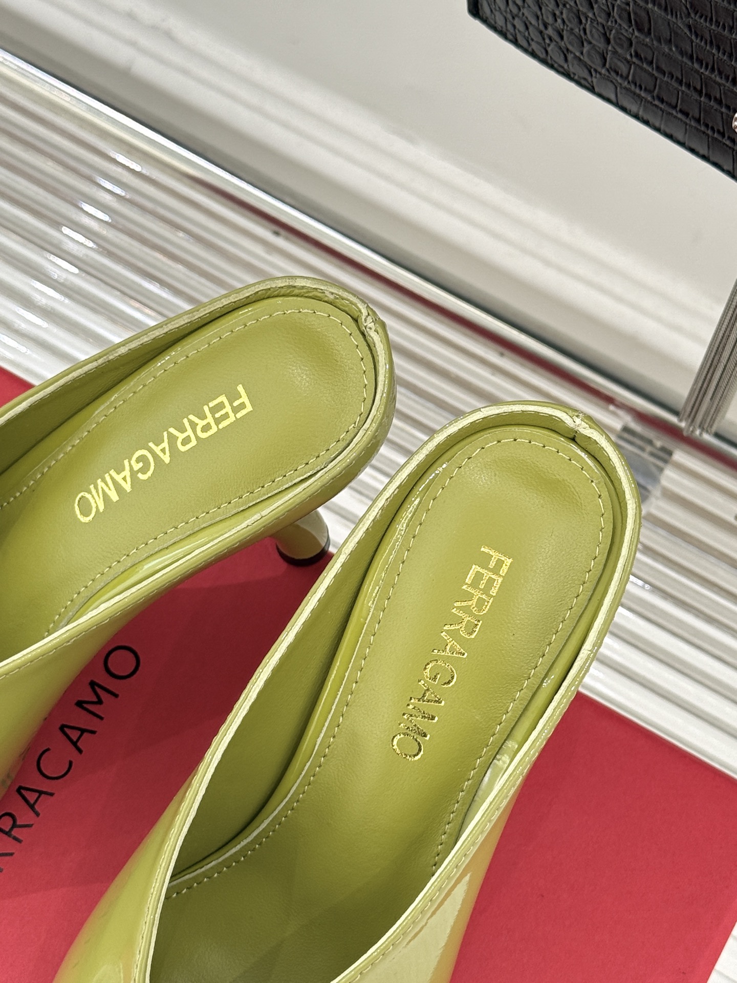 Ferragamo/菲拉格慕26AW早春新品高跟拖鞋藏着“明星御用鞋匠”的百年匠心。源自1940年代的经