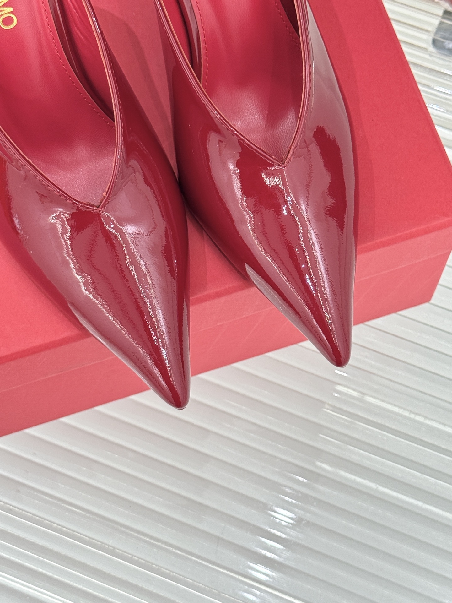 Ferragamo/菲拉格慕26AW早春新品高跟拖鞋藏着“明星御用鞋匠”的百年匠心。源自1940年代的经