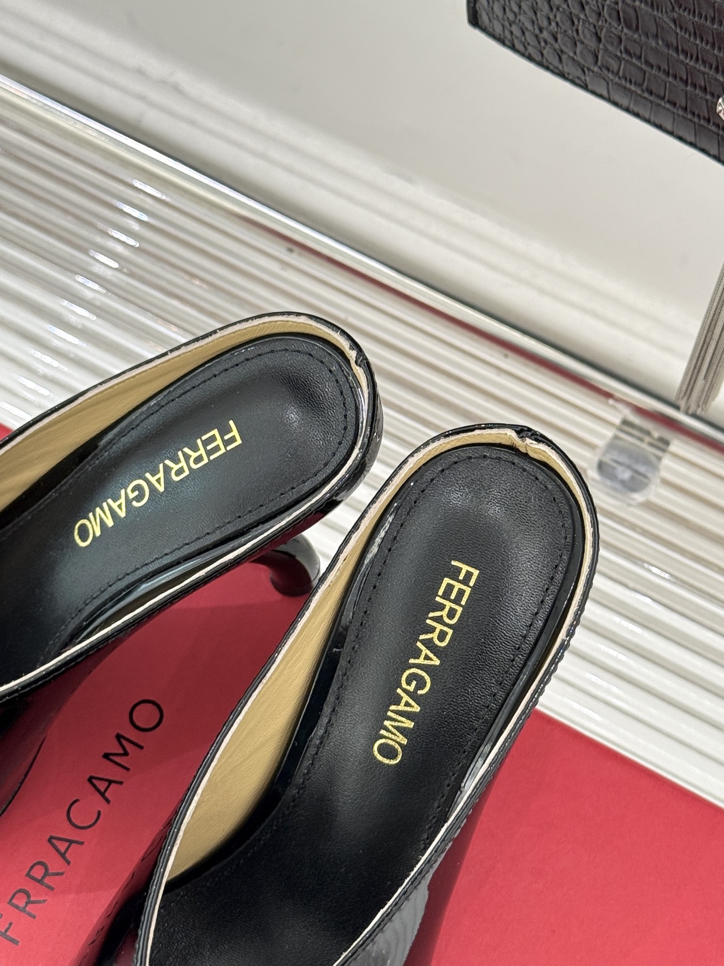 Ferragamo/菲拉格慕26AW早春新品高跟拖鞋藏着“明星御用鞋匠”的百年匠心。源自1940年代的经