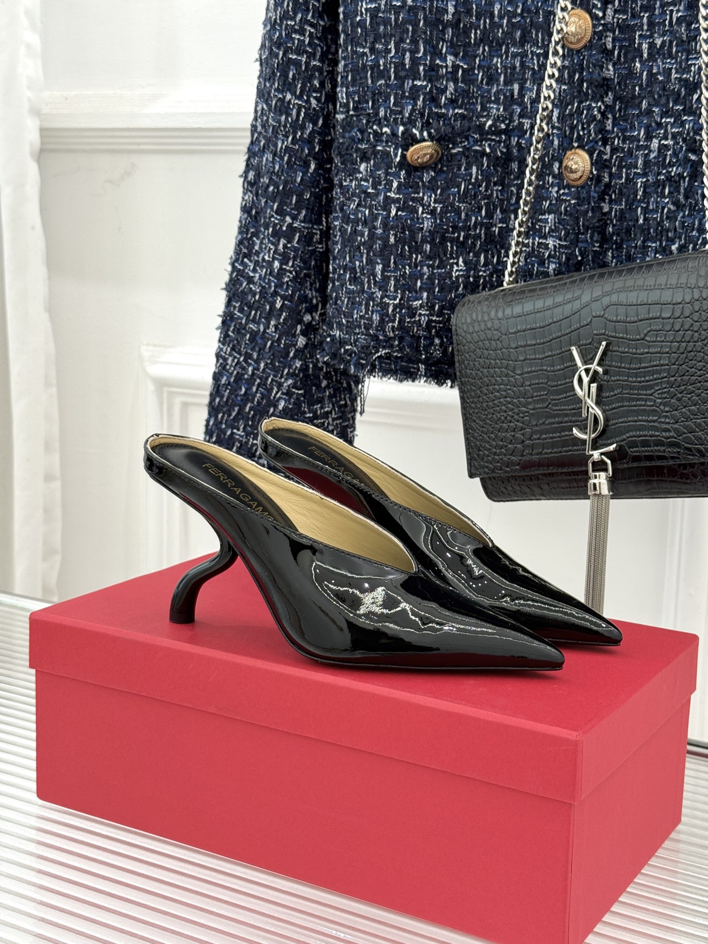 NO:670167,Ferragamo/Ferragamo 26AW new early spring high-heeled slippers hide the century-old ingenuity of 'star shoemakers'. A re-engraved version of the classic shoe shape from the 1940s. The back design frees up the ankle and shows lightness. The slightly curved tip of the toe subtly modifies the foot shape. Even people with wide feet can easily control it. Inheriting the brand's obsession of 'always fitting', there is no pressure for commuting, dating and shopping. The classic color matching is versatile and does not choose style.  Pair it with denim shorts for a lazy French style. Pair it with a knitted suit for a gentle touch. Seamlessly switch from daytime office to nighttime gatherings, allowing elegance without any effort. The fabric is made of original custom leather. The lining of the feet is all mixed sheepskin. The heel height is 9.5cm. The genuine leather outsole imported from Italy is size 35-39 (customized 40/41), semi-high heels, ferragamo, ferragamo, high.  heels,slippers,shorts,sheepskin,leather soles19860909Ferragamo/菲拉格慕26AW早春新品 高跟拖鞋 藏着“明星御用鞋匠”的百年匠心. 源自1940年代的经典鞋型复刻 后空设计解放脚踝尽显轻盈 尖头微翘弧度巧妙修饰脚型 宽脚星人也能轻松驾驭. 传承品牌“永远合脚”的执念 通勤、约会逛街都毫无压力. 经典配色百搭不挑风格 配牛仔短裤是慵懒法式风情 搭针织套装显温柔千金感 从日间办公到夜间小聚无缝切换 让优雅无需刻意用力. 面料采用原版定制皮料 内里垫脚均为混种羊皮 跟高9.5cm 意大利进口真皮大底 size35-39（40/41定制）,半拖高跟鞋,ferragamo,ferragamo,high heels,slippers,shorts,sheepskin,Leather soles,Women's Shoes