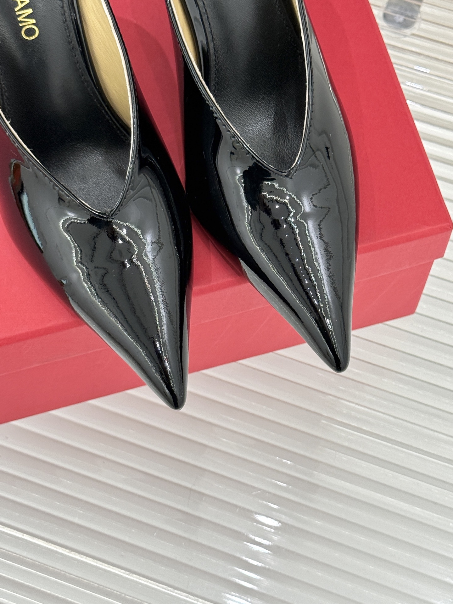 Ferragamo/菲拉格慕26AW早春新品高跟拖鞋藏着“明星御用鞋匠”的百年匠心。源自1940年代的经