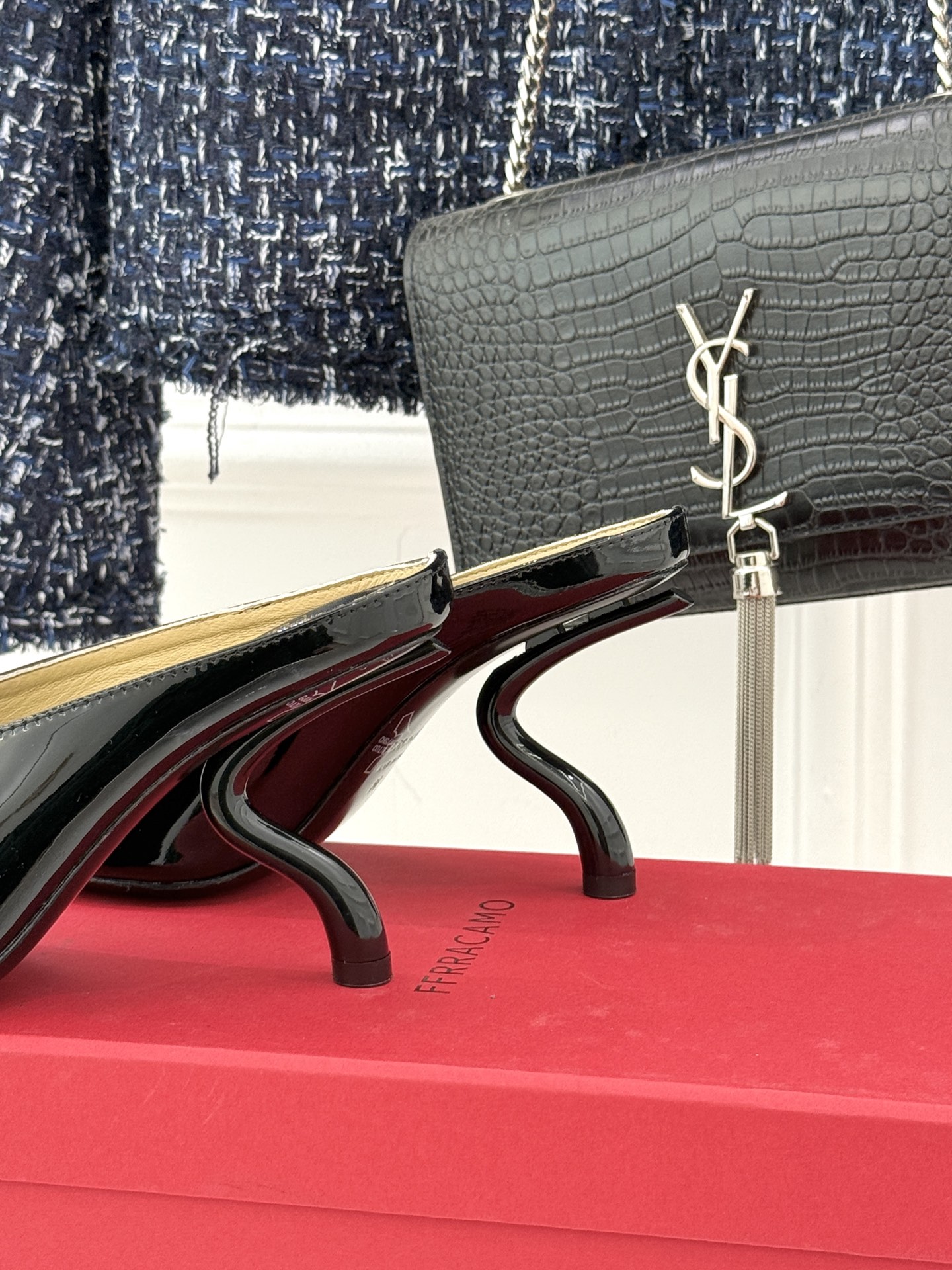 Ferragamo/菲拉格慕26AW早春新品高跟拖鞋藏着“明星御用鞋匠”的百年匠心。源自1940年代的经