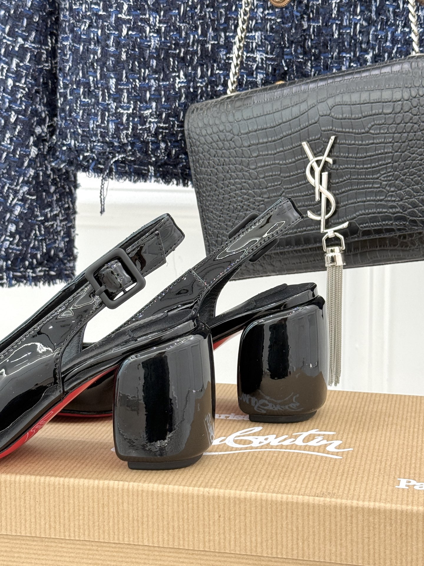 Christian Louboutin/CL26WF新品圆头粗跟后空凉鞋将法式浪漫与叛逆基因熔于一体。标