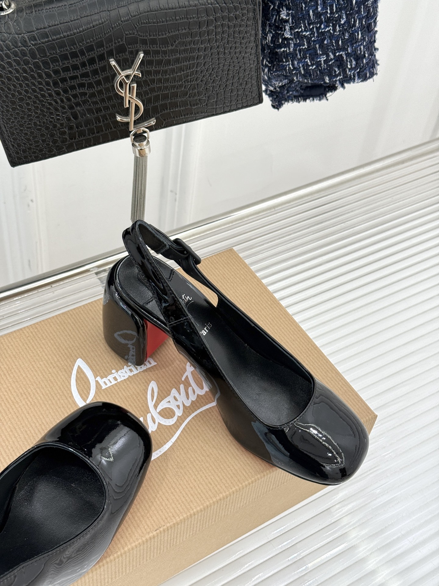 Christian Louboutin/CL26WF新品圆头粗跟后空凉鞋将法式浪漫与叛逆基因熔于一体。标