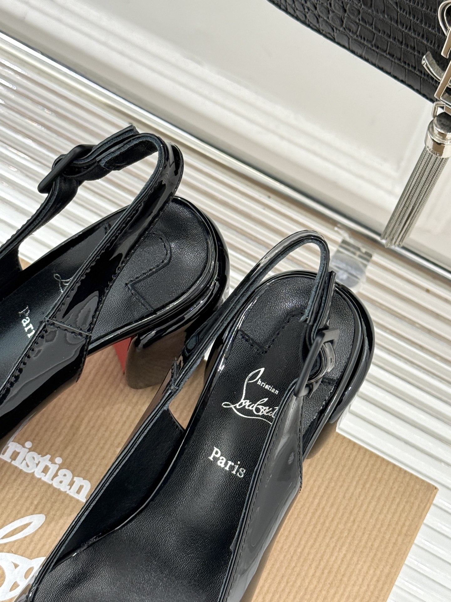 Christian Louboutin/CL26WF新品圆头粗跟后空凉鞋将法式浪漫与叛逆基因熔于一体。标