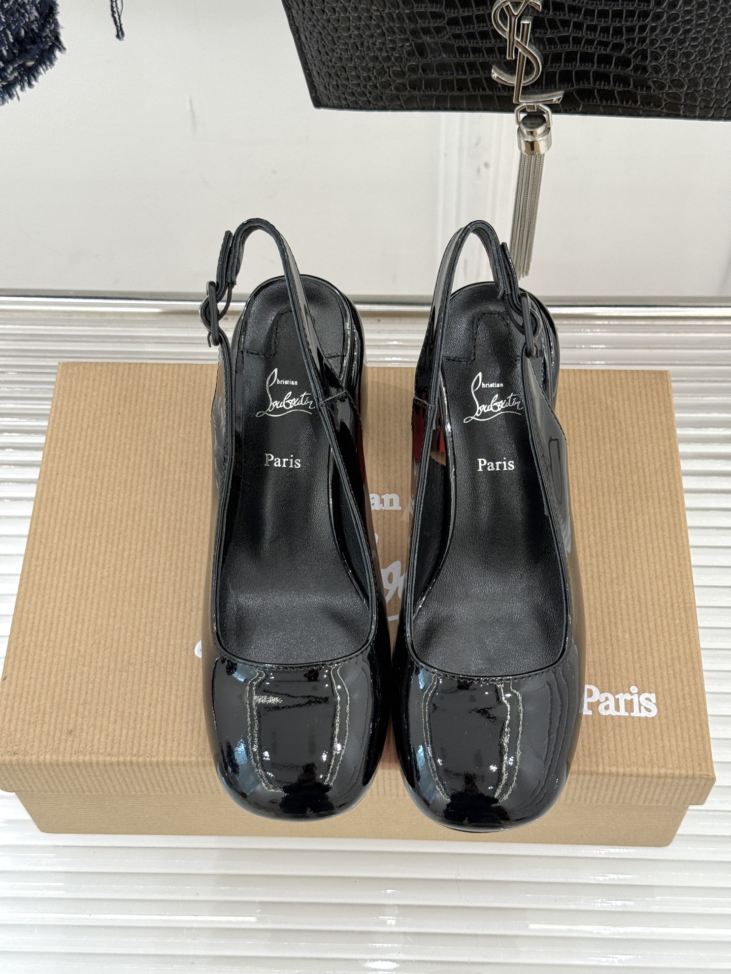 Christian Louboutin/CL26WF新品圆头粗跟后空凉鞋将法式浪漫与叛逆基因熔于一体。标