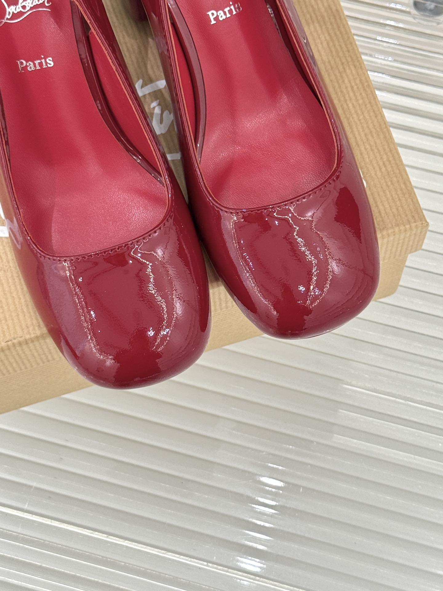 Christian Louboutin/CL26WF新品圆头粗跟后空凉鞋将法式浪漫与叛逆基因熔于一体。标