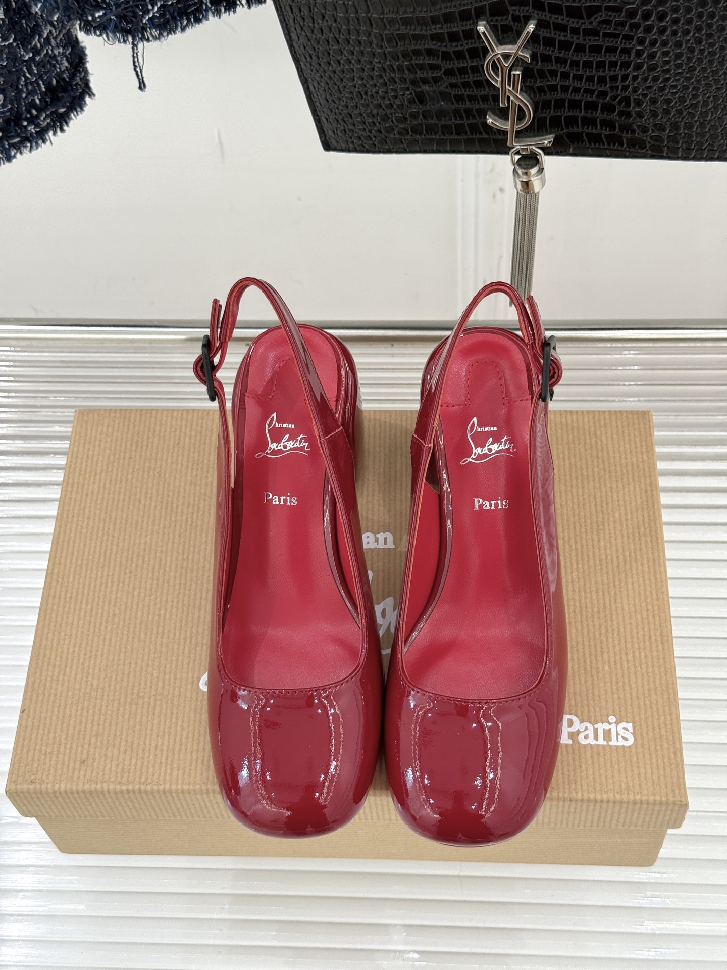 Christian Louboutin/CL26WF新品圆头粗跟后空凉鞋将法式浪漫与叛逆基因熔于一体。标
