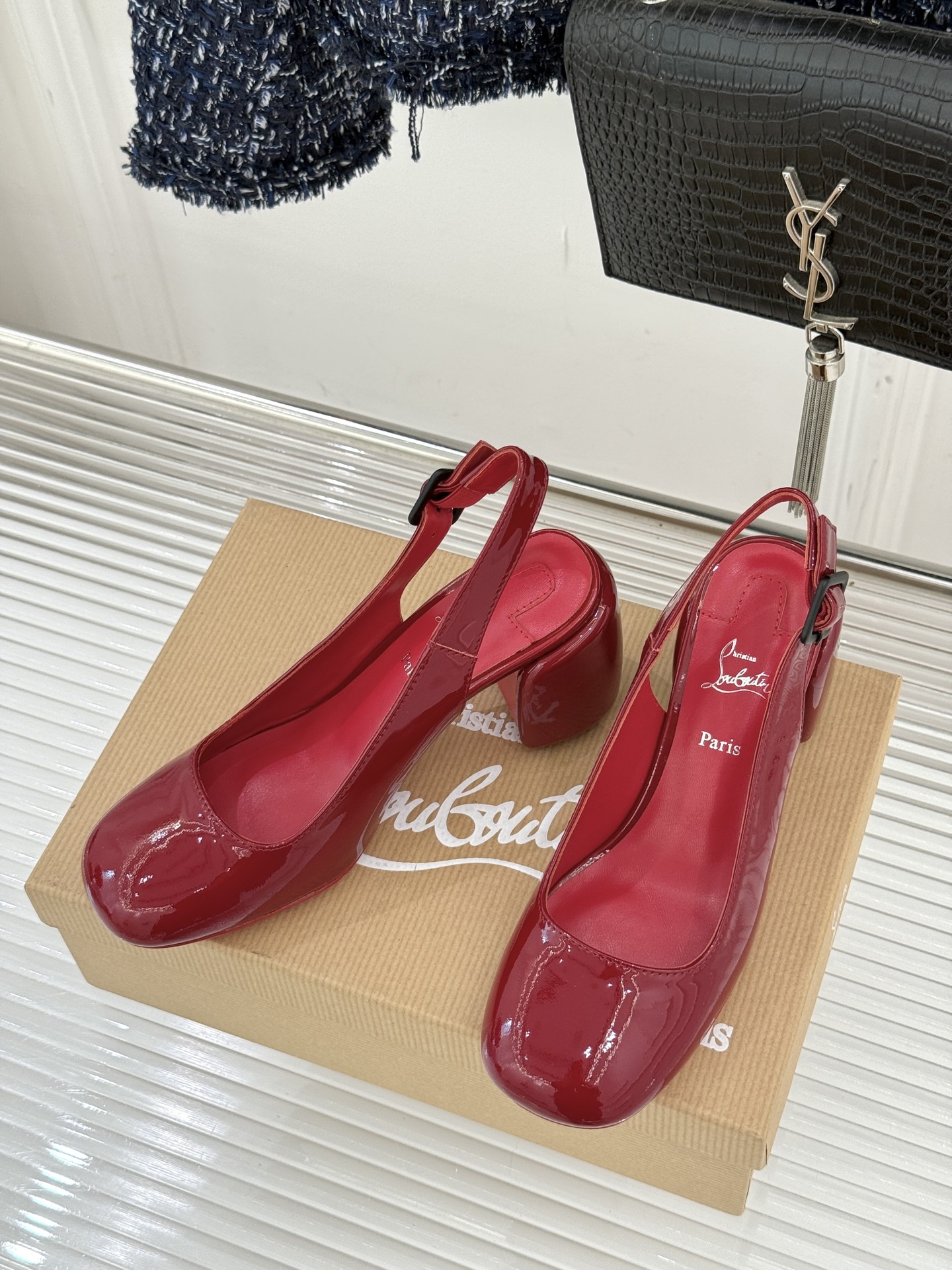 Christian Louboutin/CL26WF新品圆头粗跟后空凉鞋将法式浪漫与叛逆基因熔于一体。标