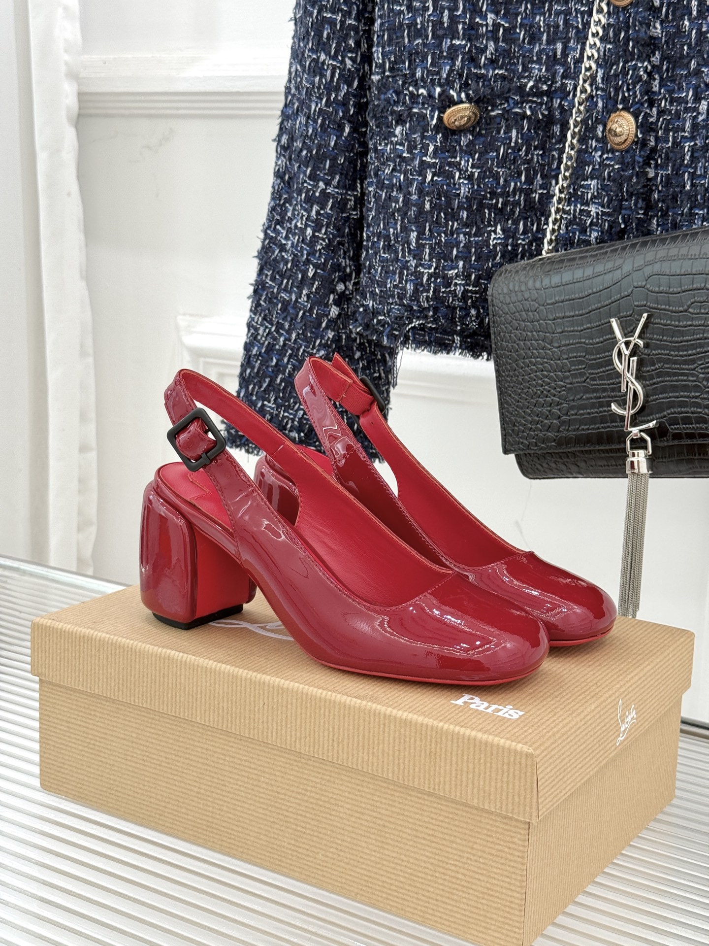 Christian Louboutin/CL26WF新品圆头粗跟后空凉鞋将法式浪漫与叛逆基因熔于一体。标