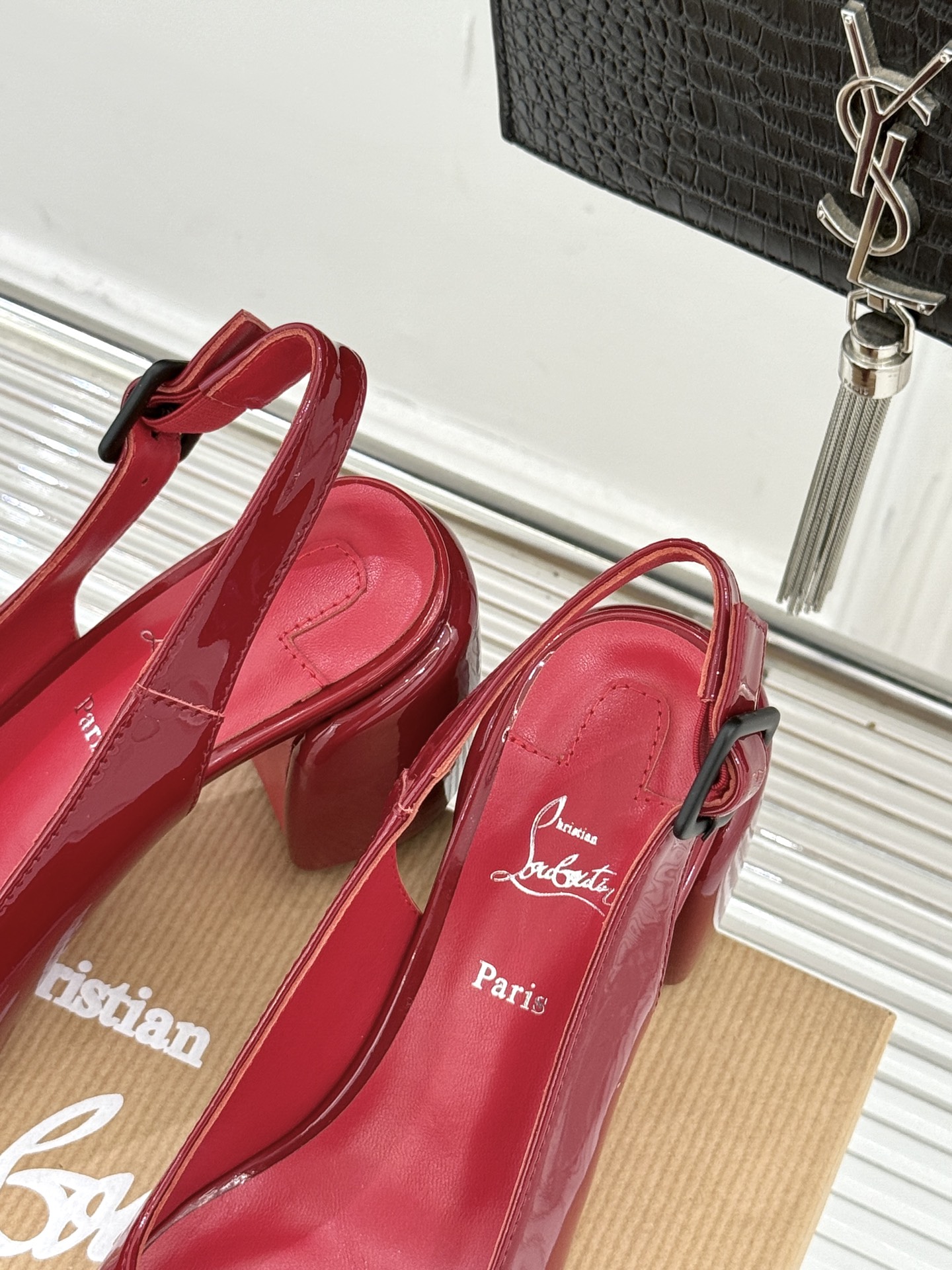 Christian Louboutin/CL26WF新品圆头粗跟后空凉鞋将法式浪漫与叛逆基因熔于一体。标