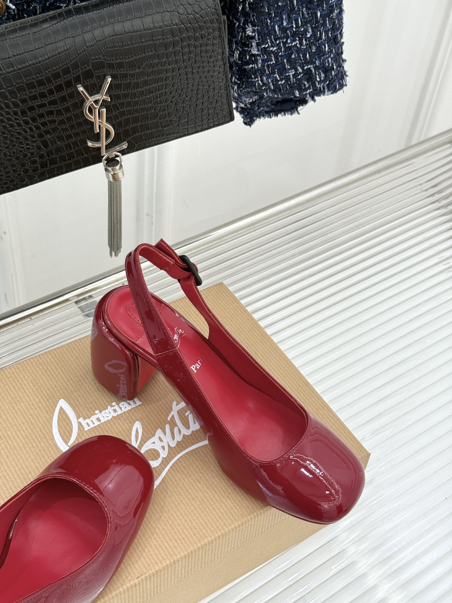 Christian Louboutin/CL26WF新品圆头粗跟后空凉鞋将法式浪漫与叛逆基因熔于一体。标