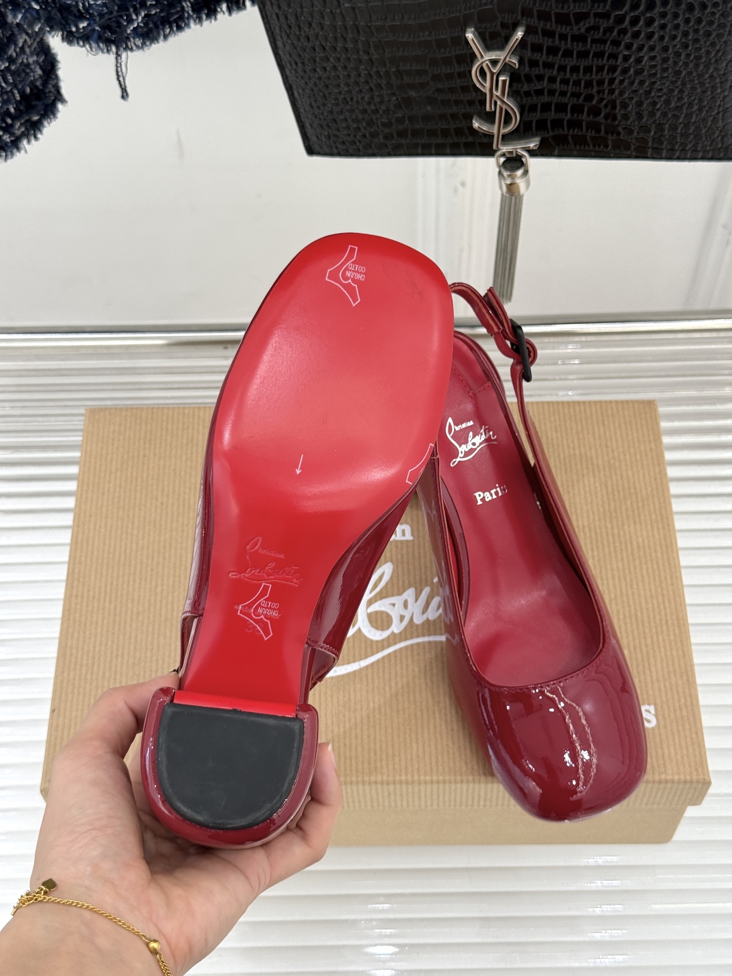 Christian Louboutin/CL26WF新品圆头粗跟后空凉鞋将法式浪漫与叛逆基因熔于一体。标