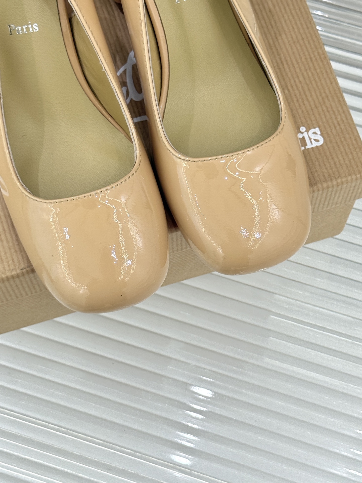 Christian Louboutin/CL26WF新品圆头粗跟后空凉鞋将法式浪漫与叛逆基因熔于一体。标