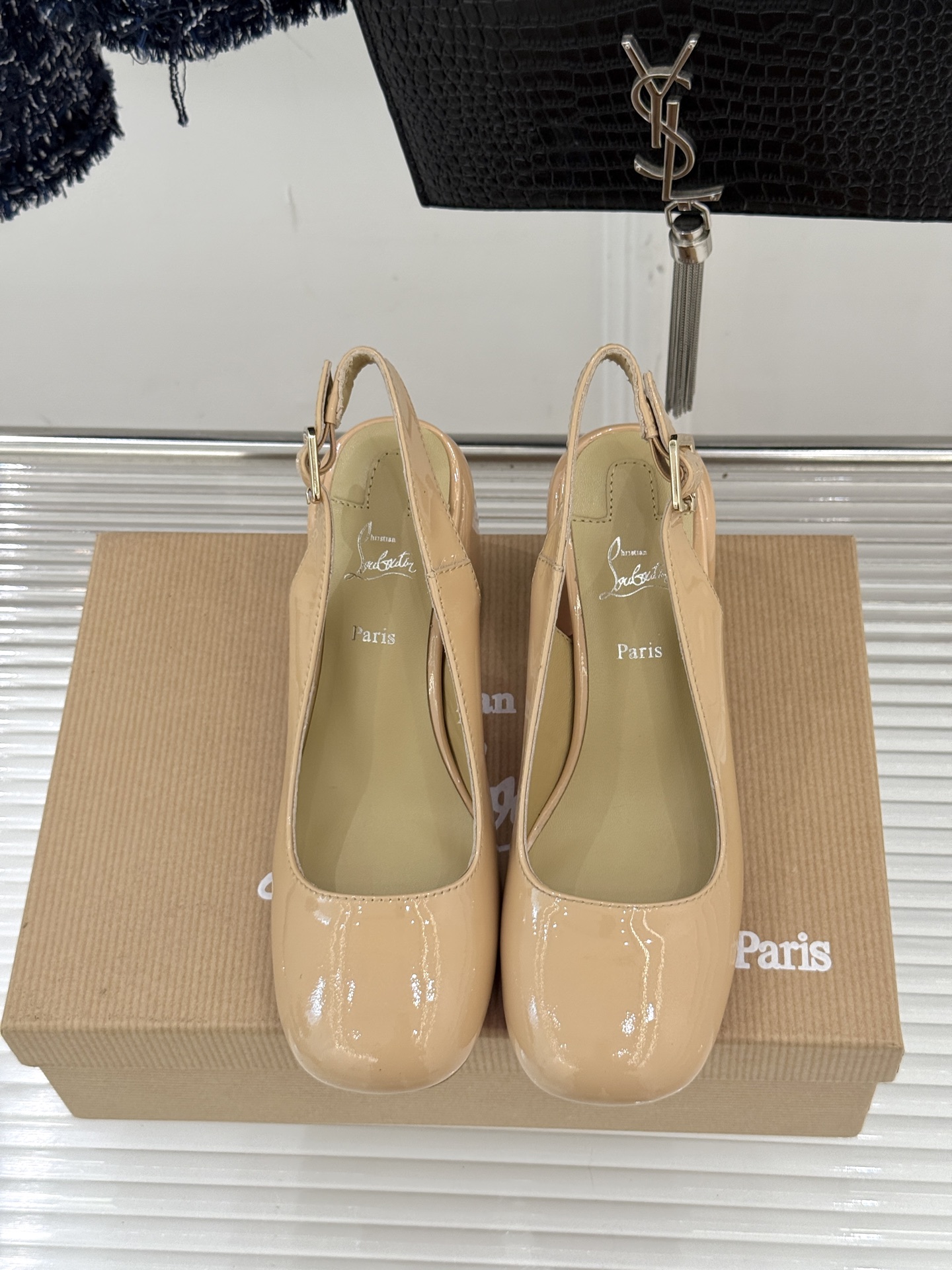 Christian Louboutin/CL26WF新品圆头粗跟后空凉鞋将法式浪漫与叛逆基因熔于一体。标