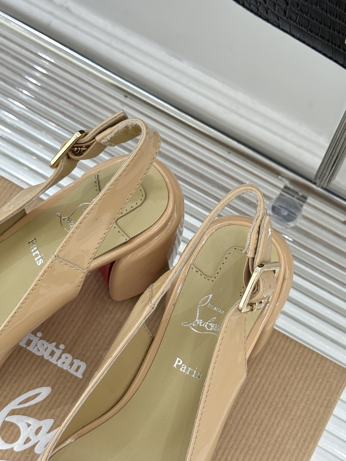 Christian Louboutin/CL26WF新品圆头粗跟后空凉鞋将法式浪漫与叛逆基因熔于一体。标