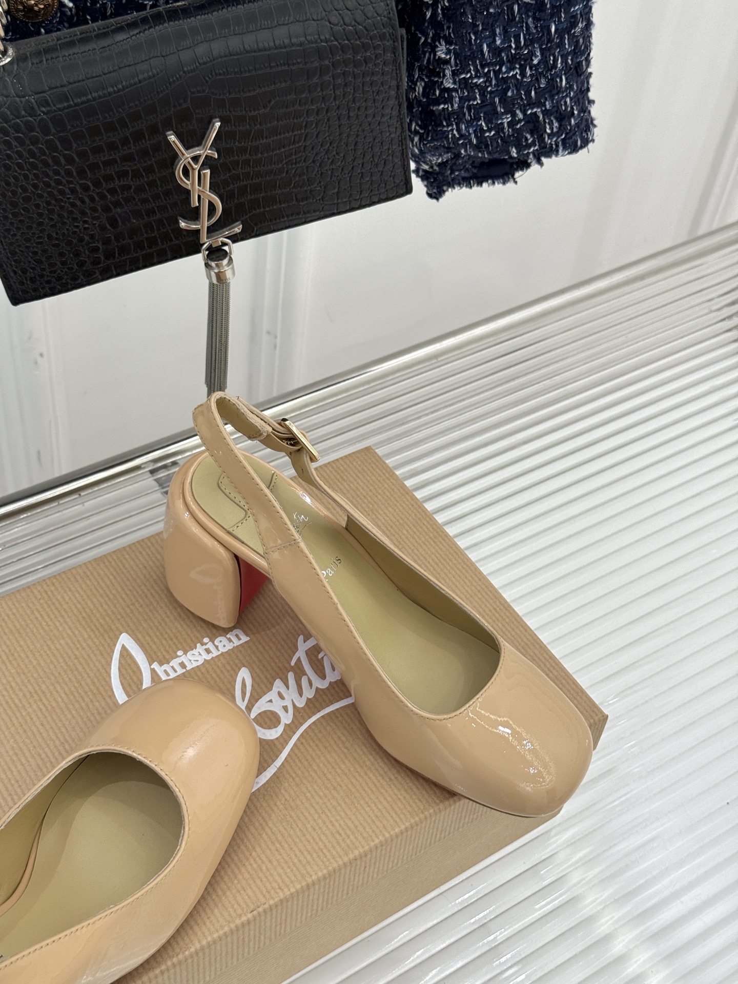 Christian Louboutin/CL26WF新品圆头粗跟后空凉鞋将法式浪漫与叛逆基因熔于一体。标