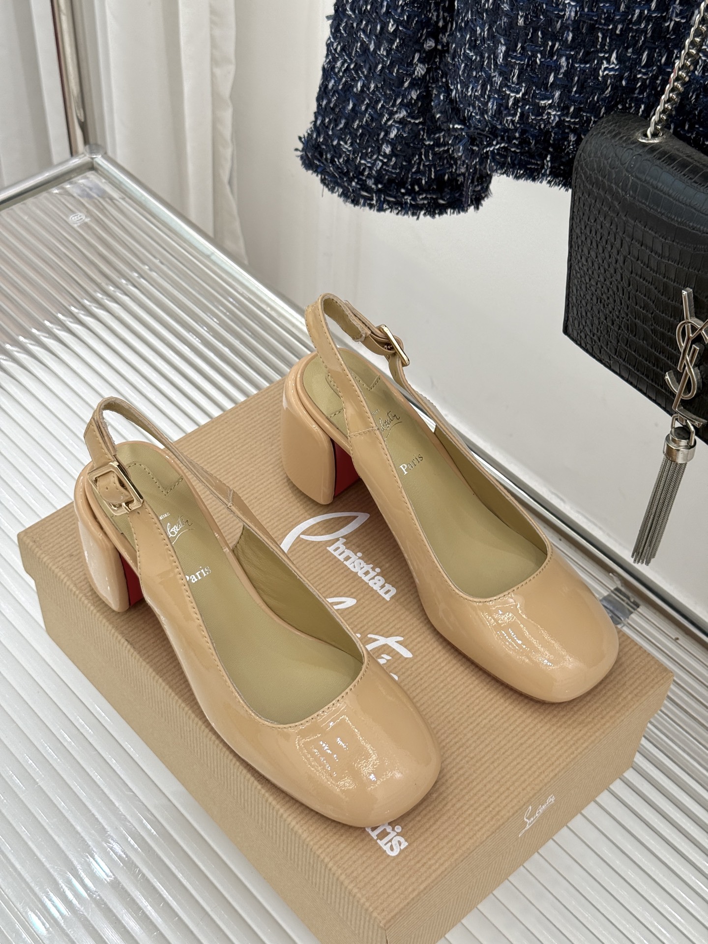 Christian Louboutin/CL26WF新品圆头粗跟后空凉鞋将法式浪漫与叛逆基因熔于一体。标