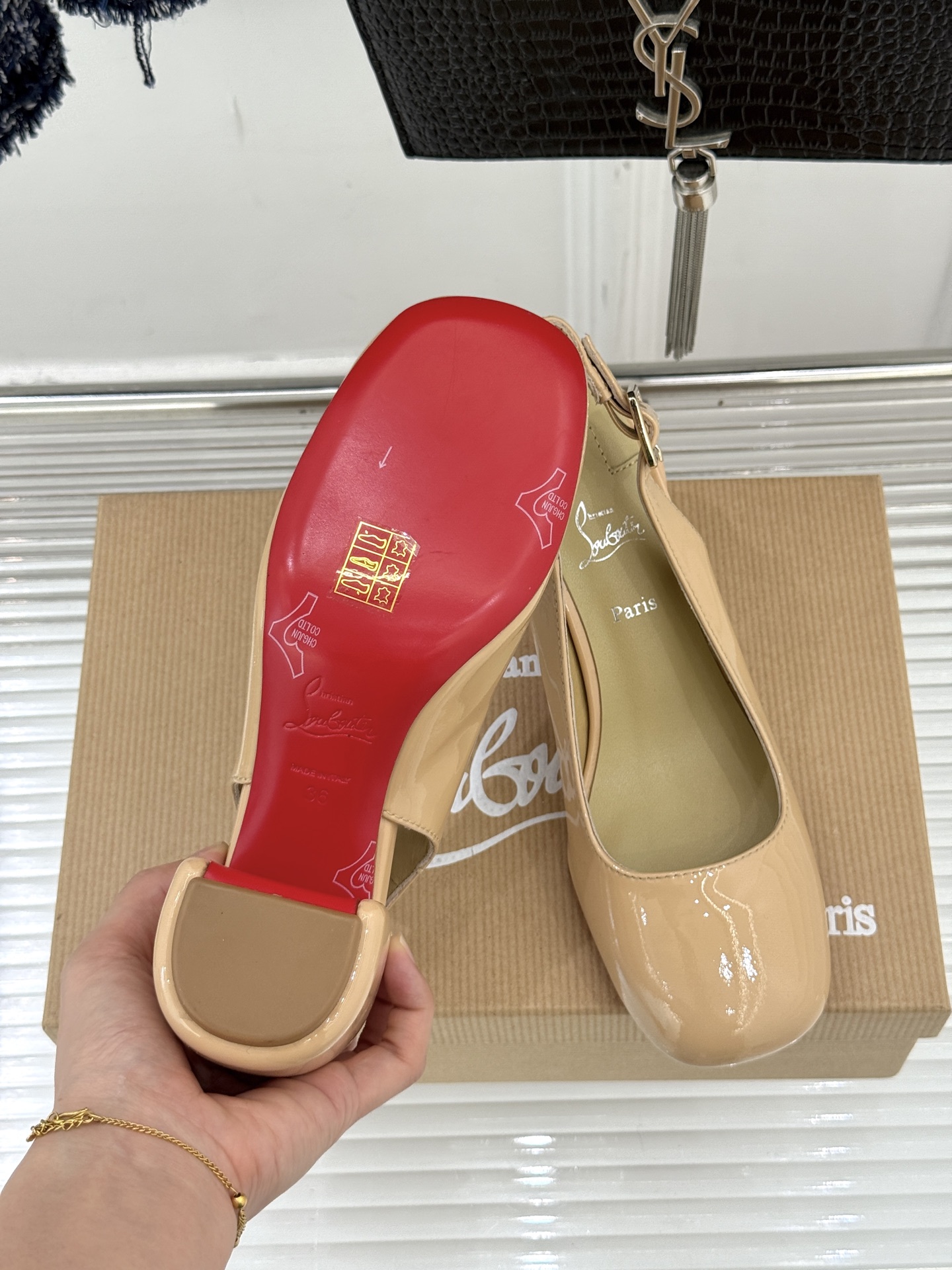 Christian Louboutin/CL26WF新品圆头粗跟后空凉鞋将法式浪漫与叛逆基因熔于一体。标