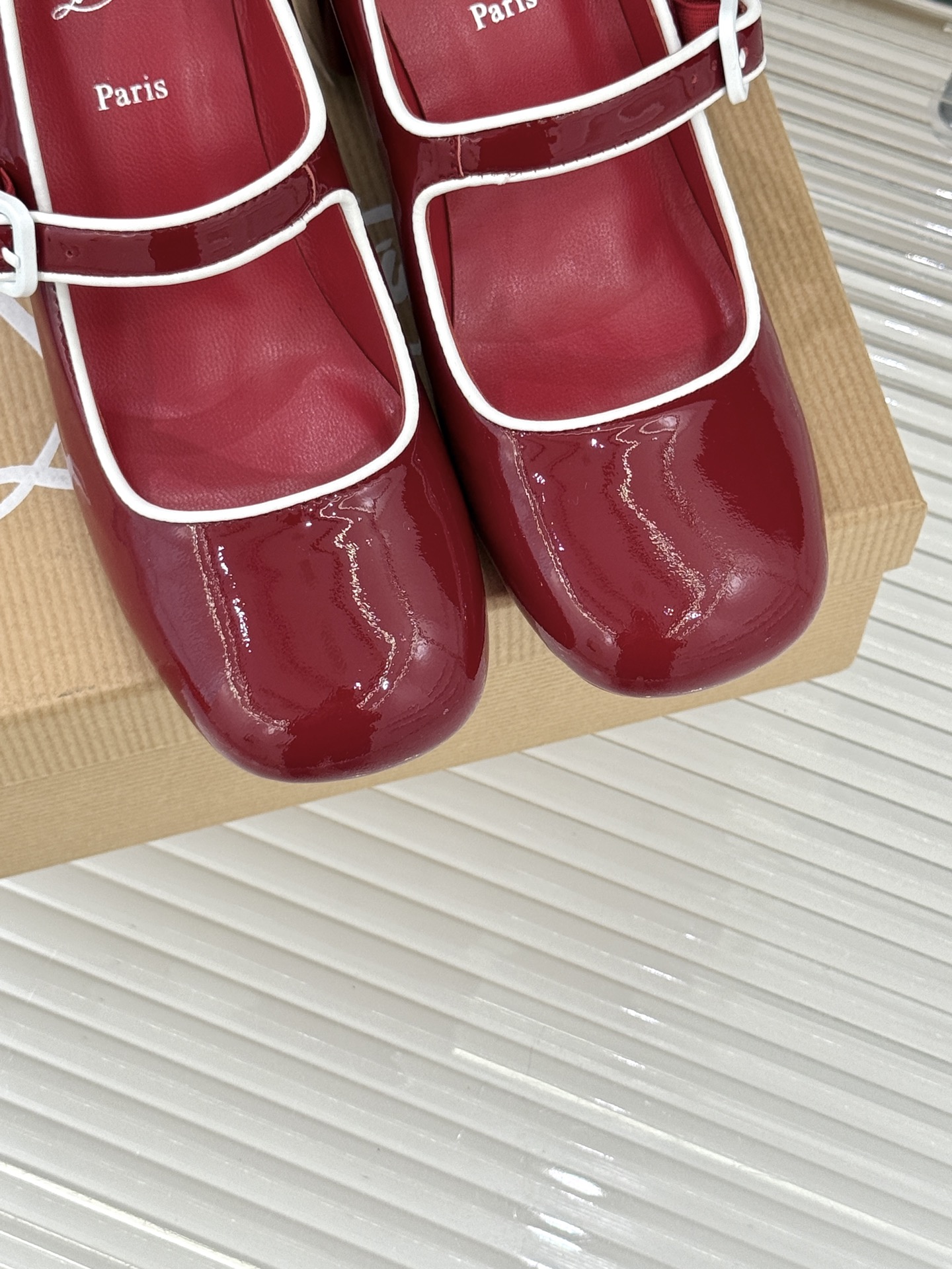 Christian Louboutin/CL26WF新品圆头粗跟玛丽珍鞋将法式浪漫与叛逆基因熔于一体。标