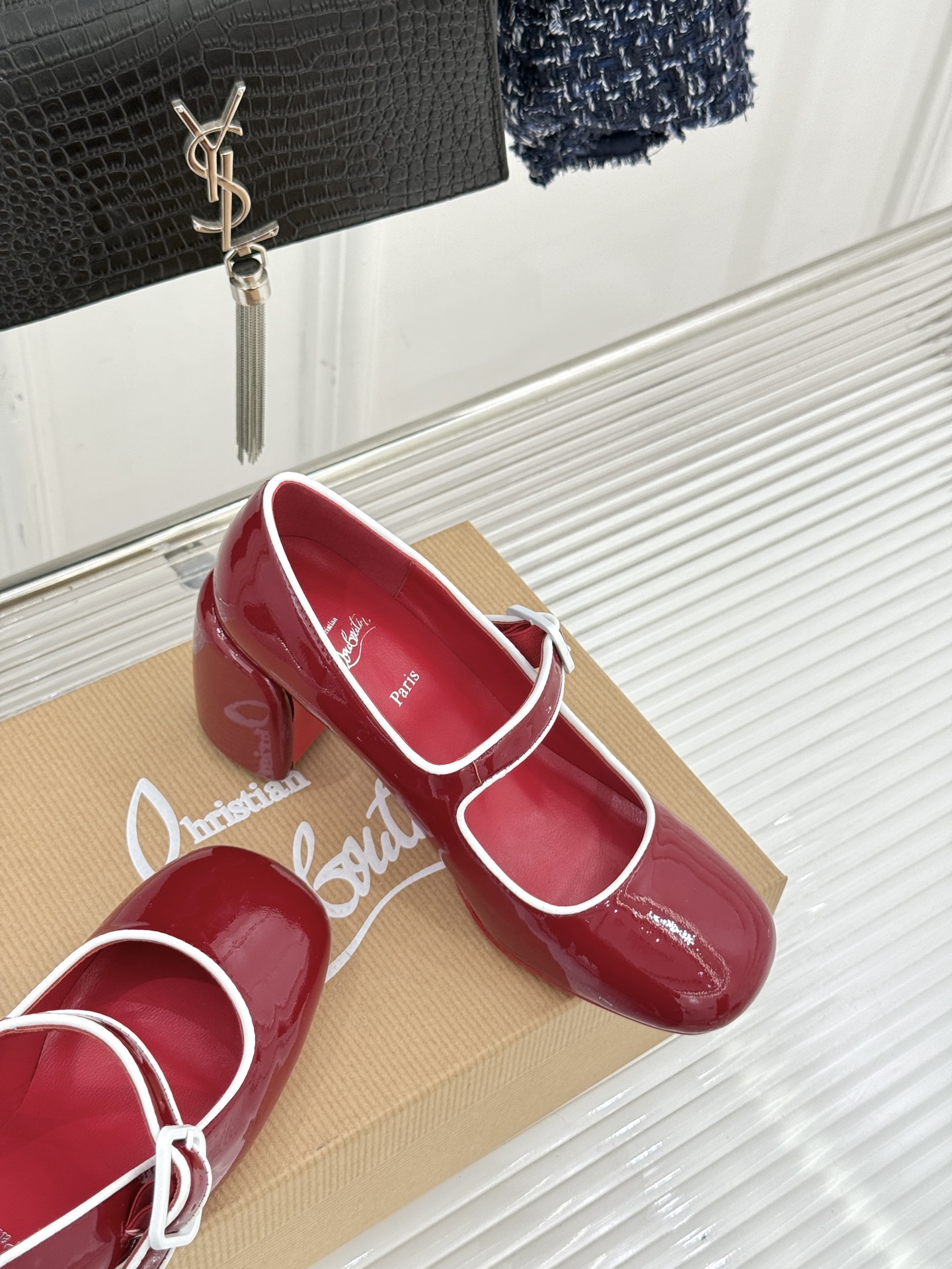 Christian Louboutin/CL26WF新品圆头粗跟玛丽珍鞋将法式浪漫与叛逆基因熔于一体。标