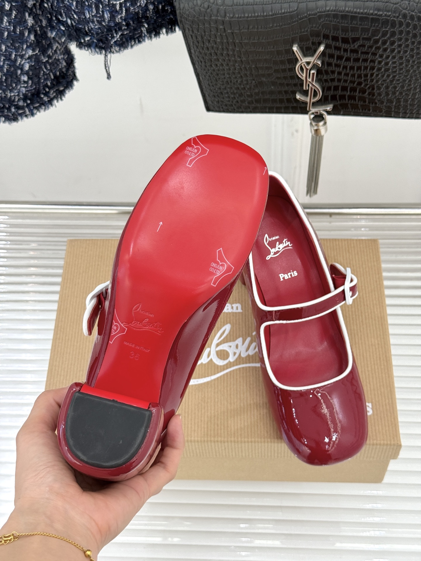 Christian Louboutin/CL26WF新品圆头粗跟玛丽珍鞋将法式浪漫与叛逆基因熔于一体。标