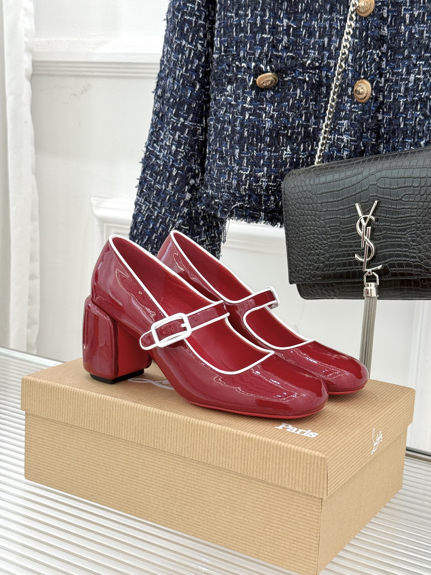 Christian Louboutin/CL26WF新品圆头粗跟玛丽珍鞋将法式浪漫与叛逆基因熔于一体。标