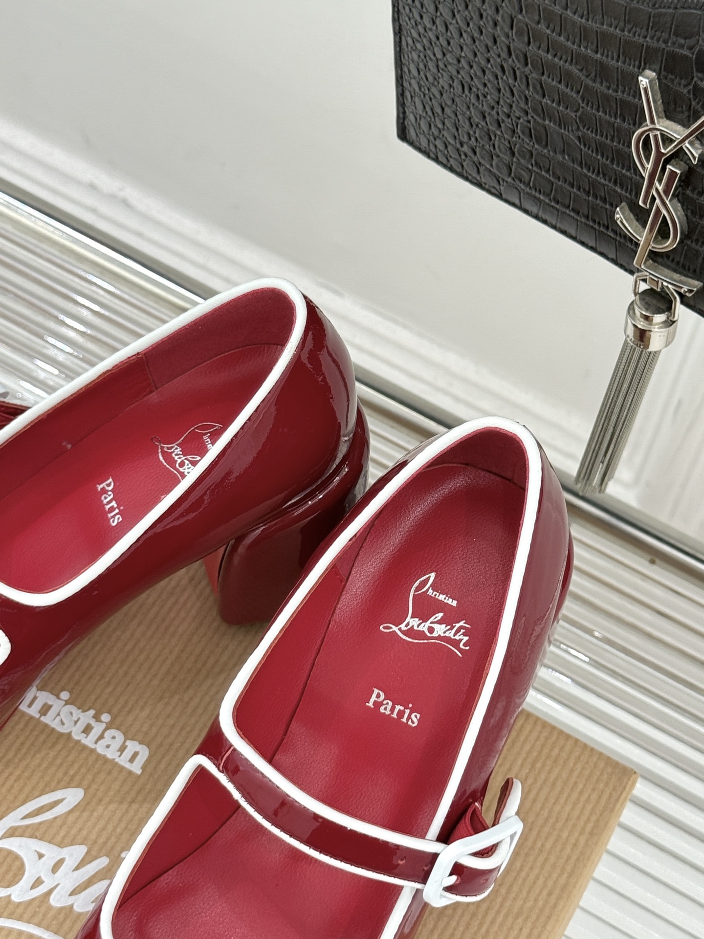 Christian Louboutin/CL26WF新品圆头粗跟玛丽珍鞋将法式浪漫与叛逆基因熔于一体。标