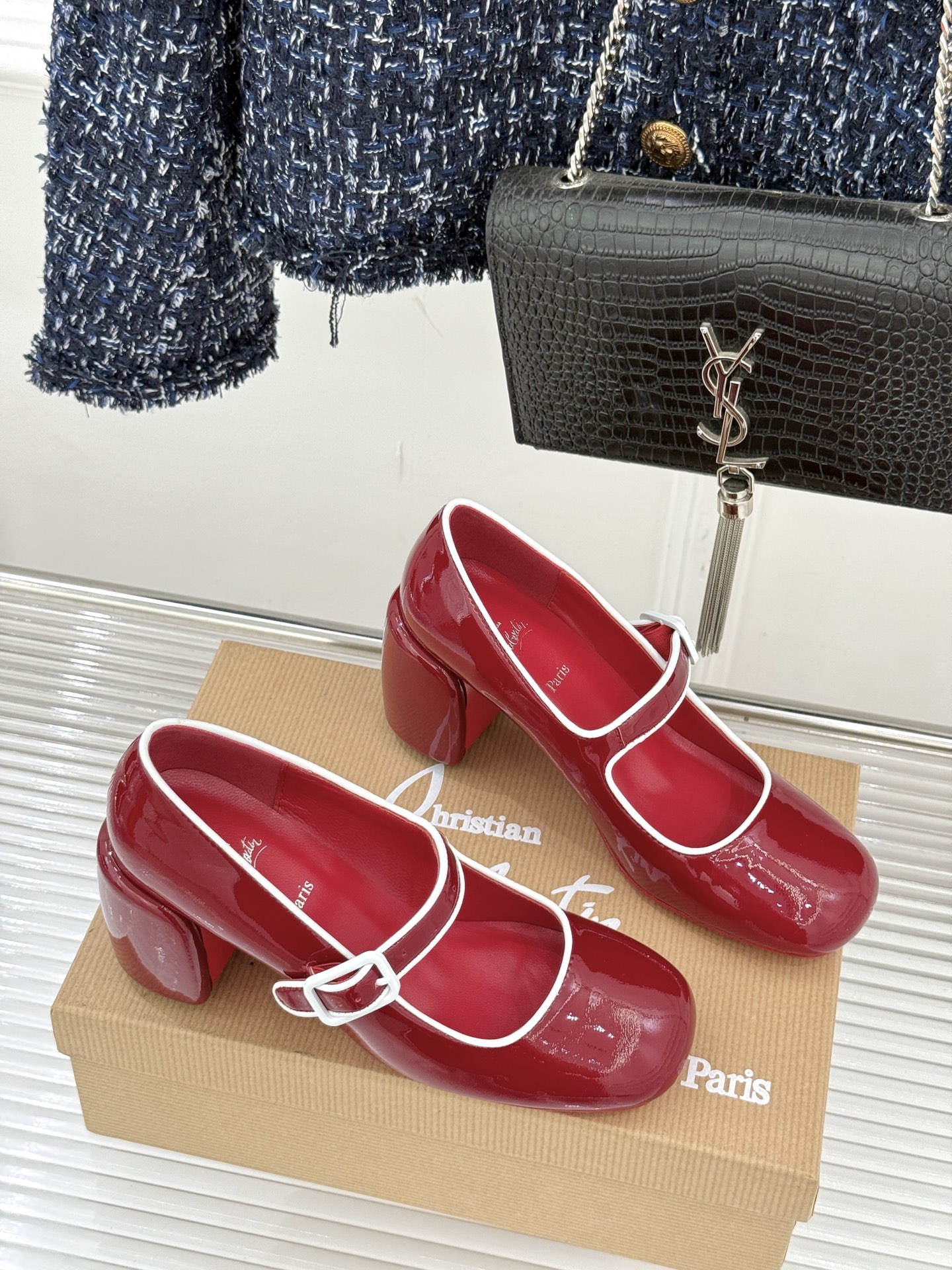 Christian Louboutin/CL26WF新品圆头粗跟玛丽珍鞋将法式浪漫与叛逆基因熔于一体。标