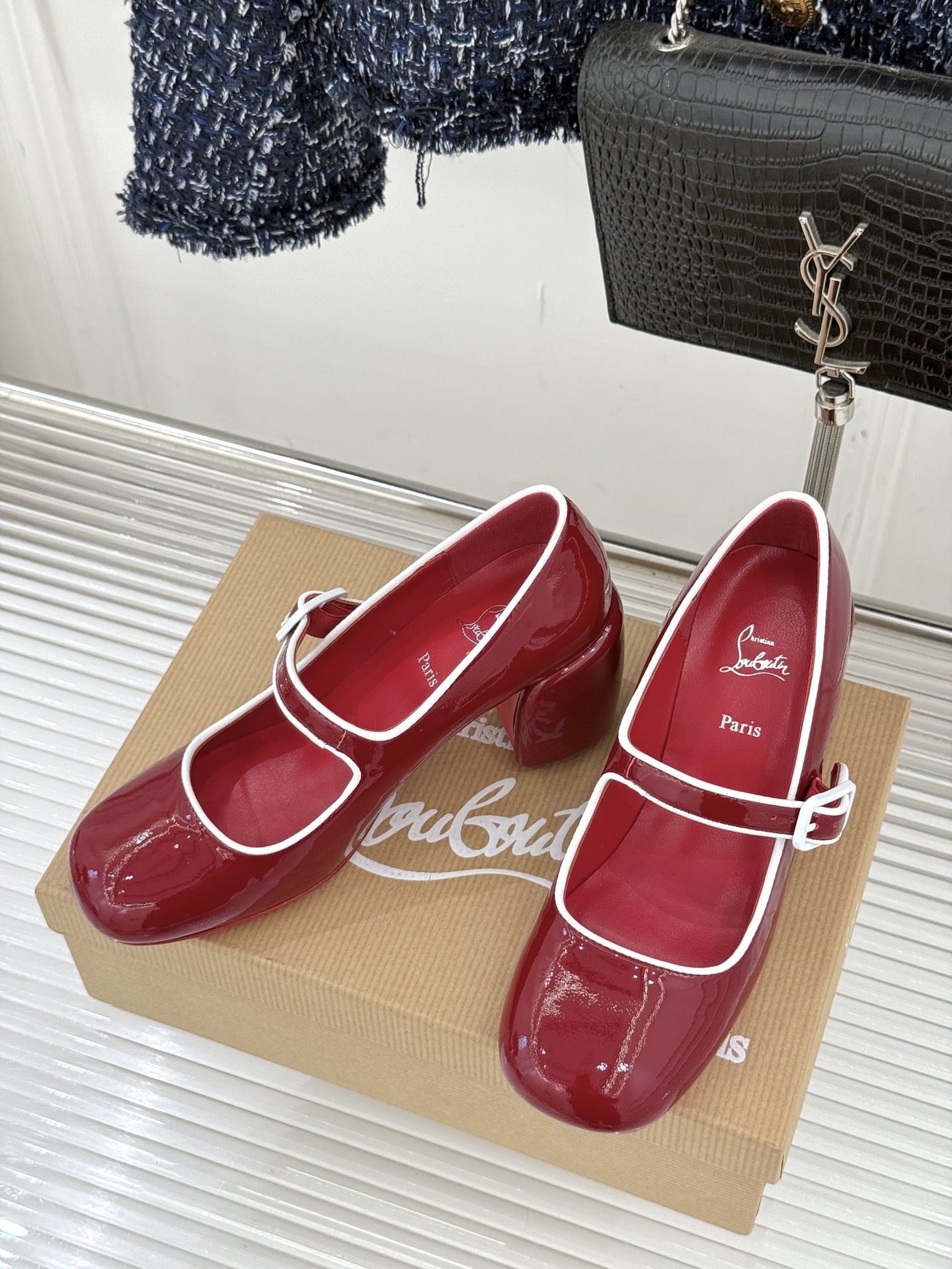 Christian Louboutin/CL26WF新品圆头粗跟玛丽珍鞋将法式浪漫与叛逆基因熔于一体。标