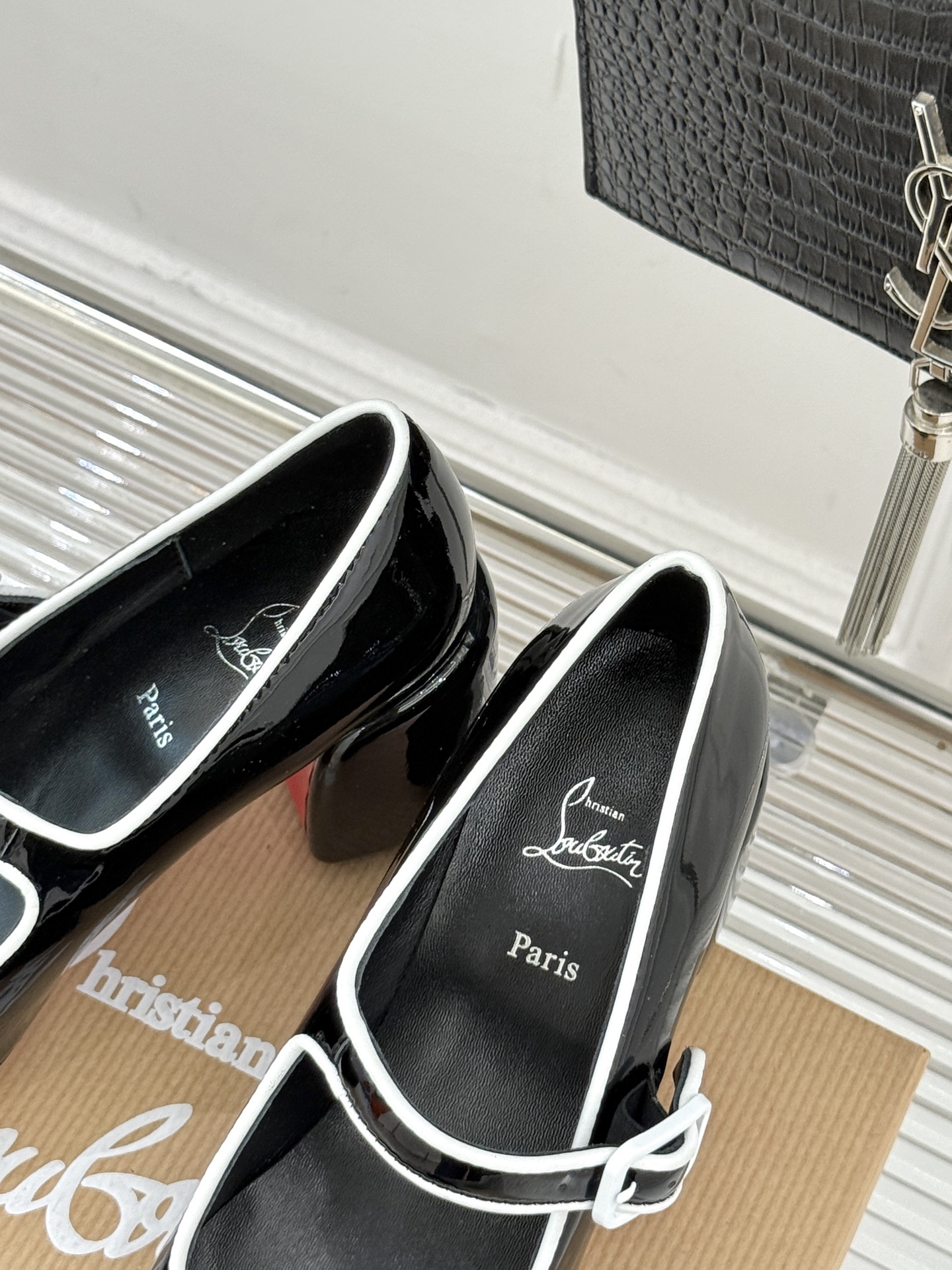 Christian Louboutin/CL26WF新品圆头粗跟玛丽珍鞋将法式浪漫与叛逆基因熔于一体。标