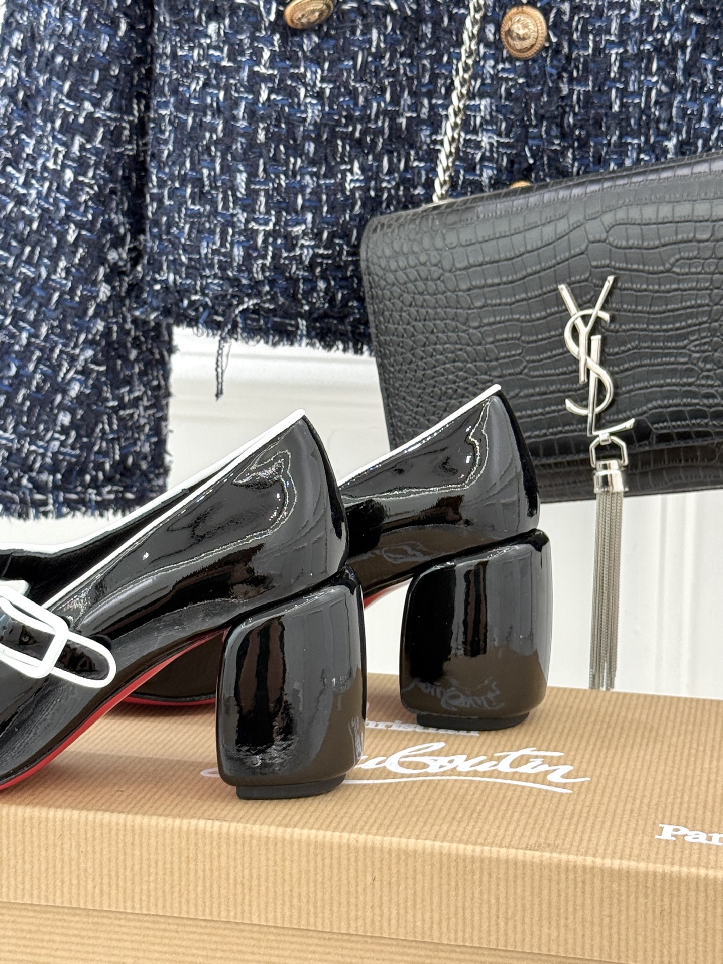 Christian Louboutin/CL26WF新品圆头粗跟玛丽珍鞋将法式浪漫与叛逆基因熔于一体。标