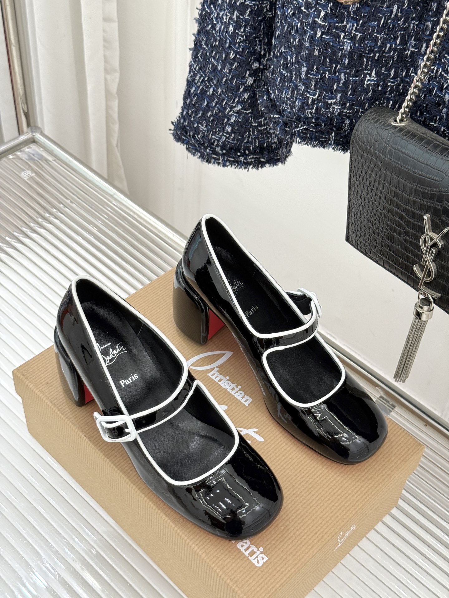 Christian Louboutin/CL26WF新品圆头粗跟玛丽珍鞋将法式浪漫与叛逆基因熔于一体。标