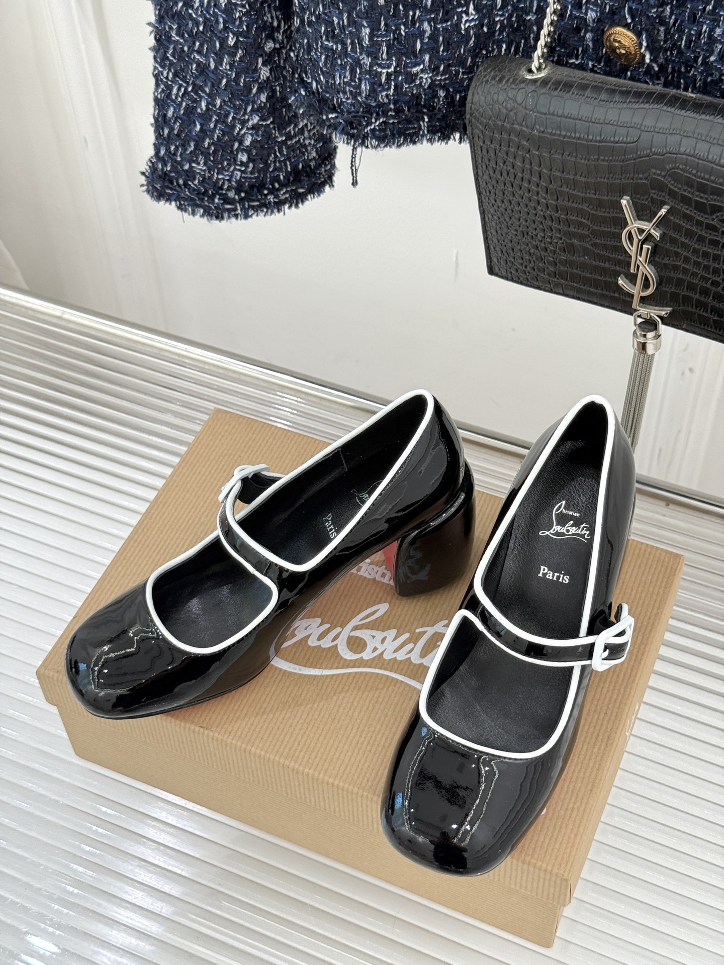 Christian Louboutin/CL26WF新品圆头粗跟玛丽珍鞋将法式浪漫与叛逆基因熔于一体。标