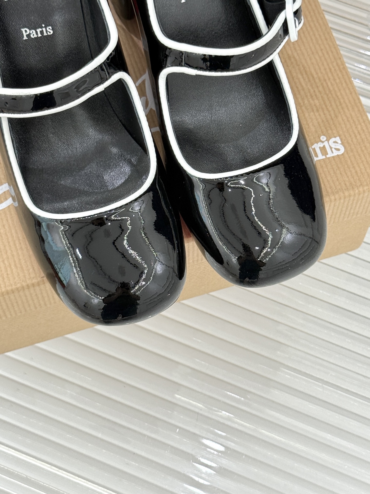 Christian Louboutin/CL26WF新品圆头粗跟玛丽珍鞋将法式浪漫与叛逆基因熔于一体。标