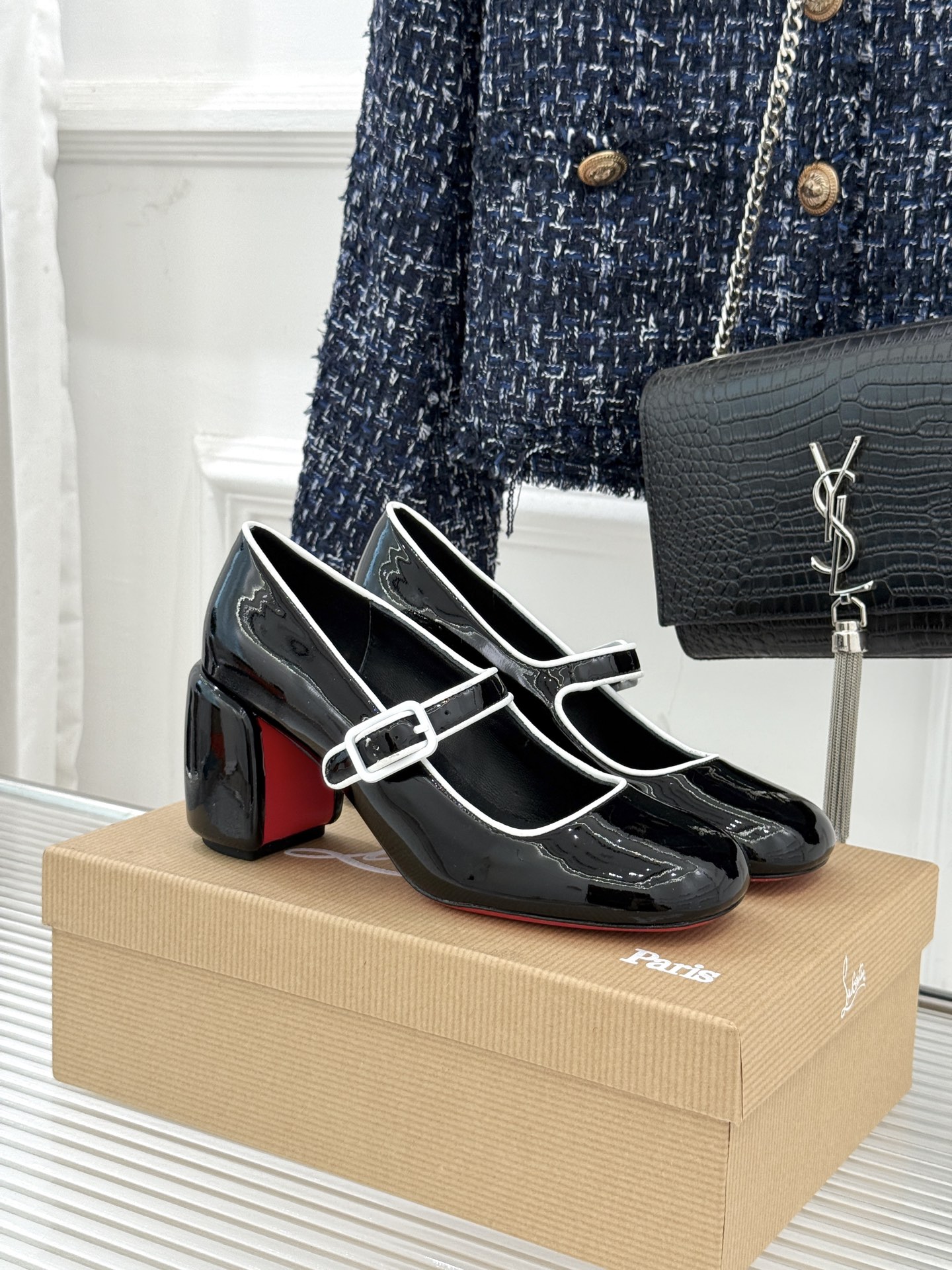 Christian Louboutin/CL26WF新品圆头粗跟玛丽珍鞋将法式浪漫与叛逆基因熔于一体。标