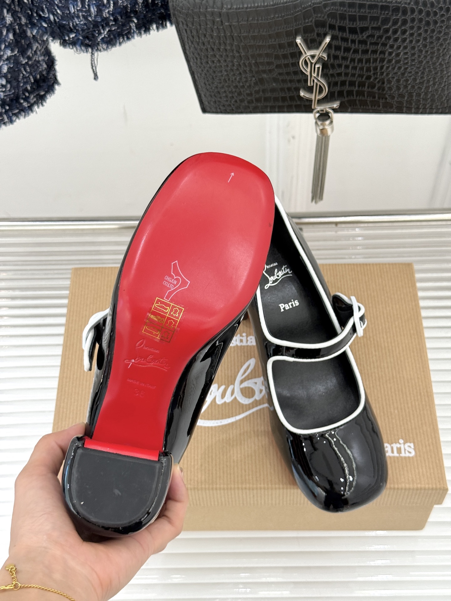 Christian Louboutin/CL26WF新品圆头粗跟玛丽珍鞋将法式浪漫与叛逆基因熔于一体。标