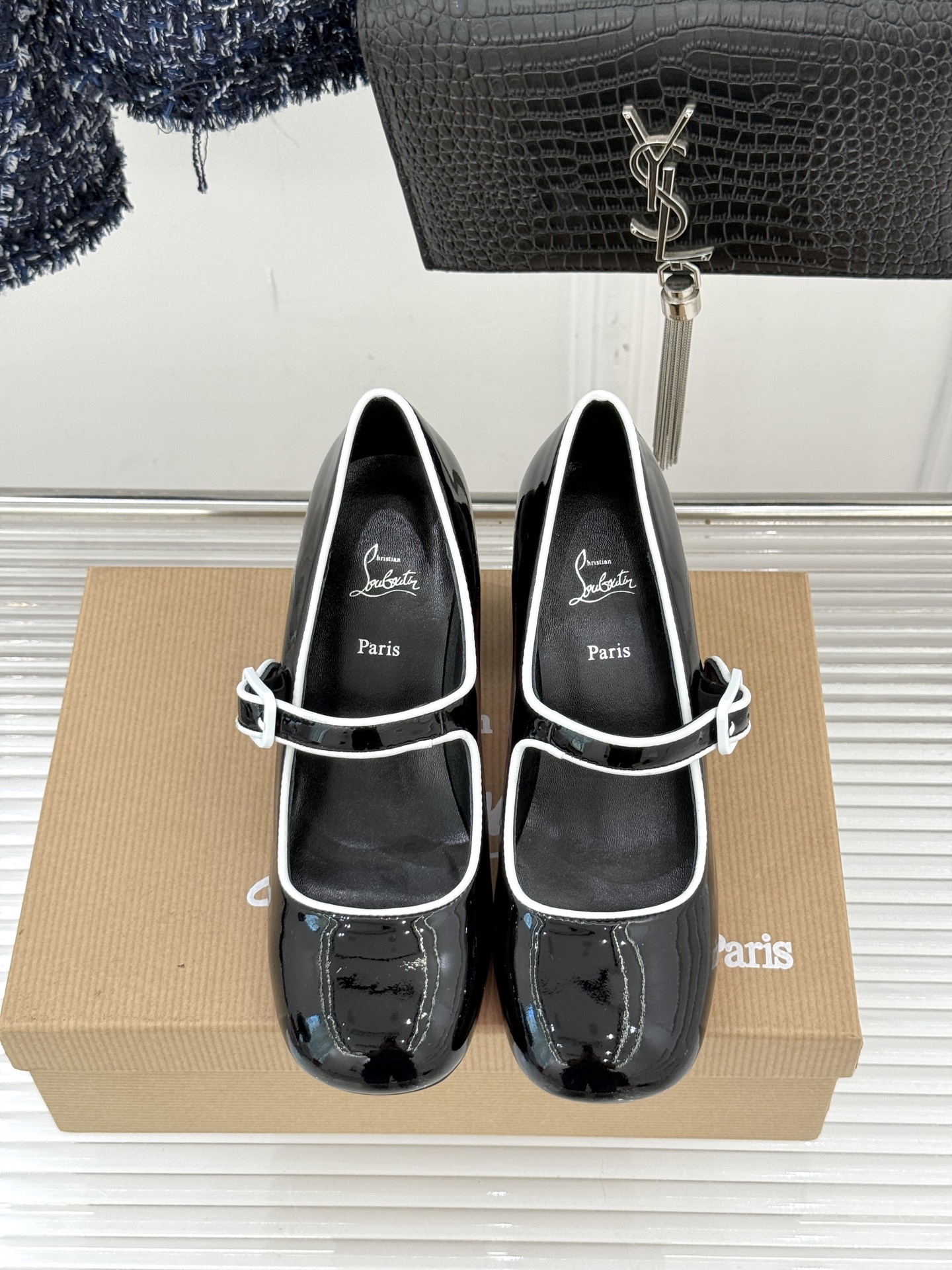 Christian Louboutin/CL26WF新品圆头粗跟玛丽珍鞋将法式浪漫与叛逆基因熔于一体。标