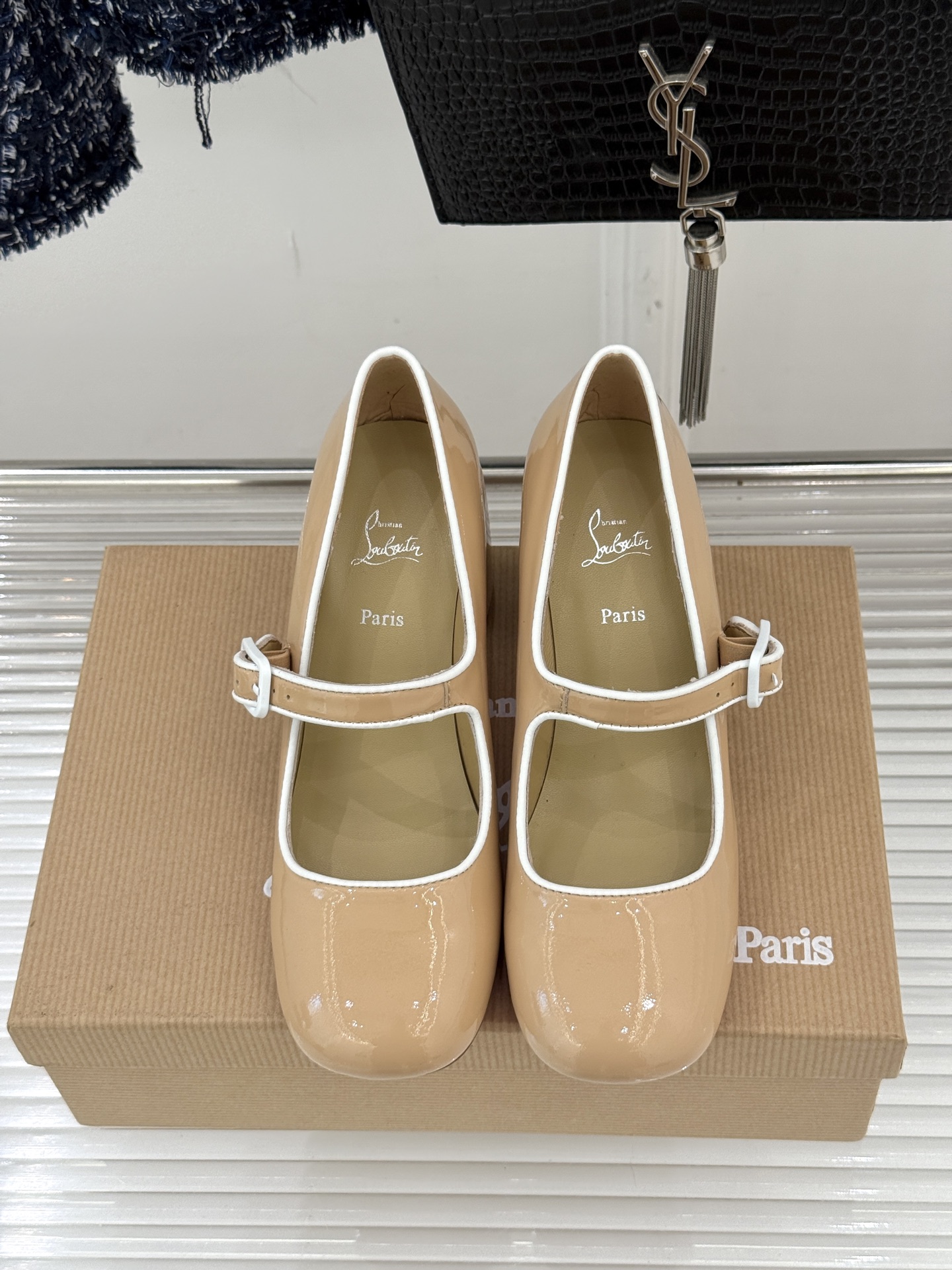 Christian Louboutin/CL26WF新品圆头粗跟玛丽珍鞋将法式浪漫与叛逆基因熔于一体。标