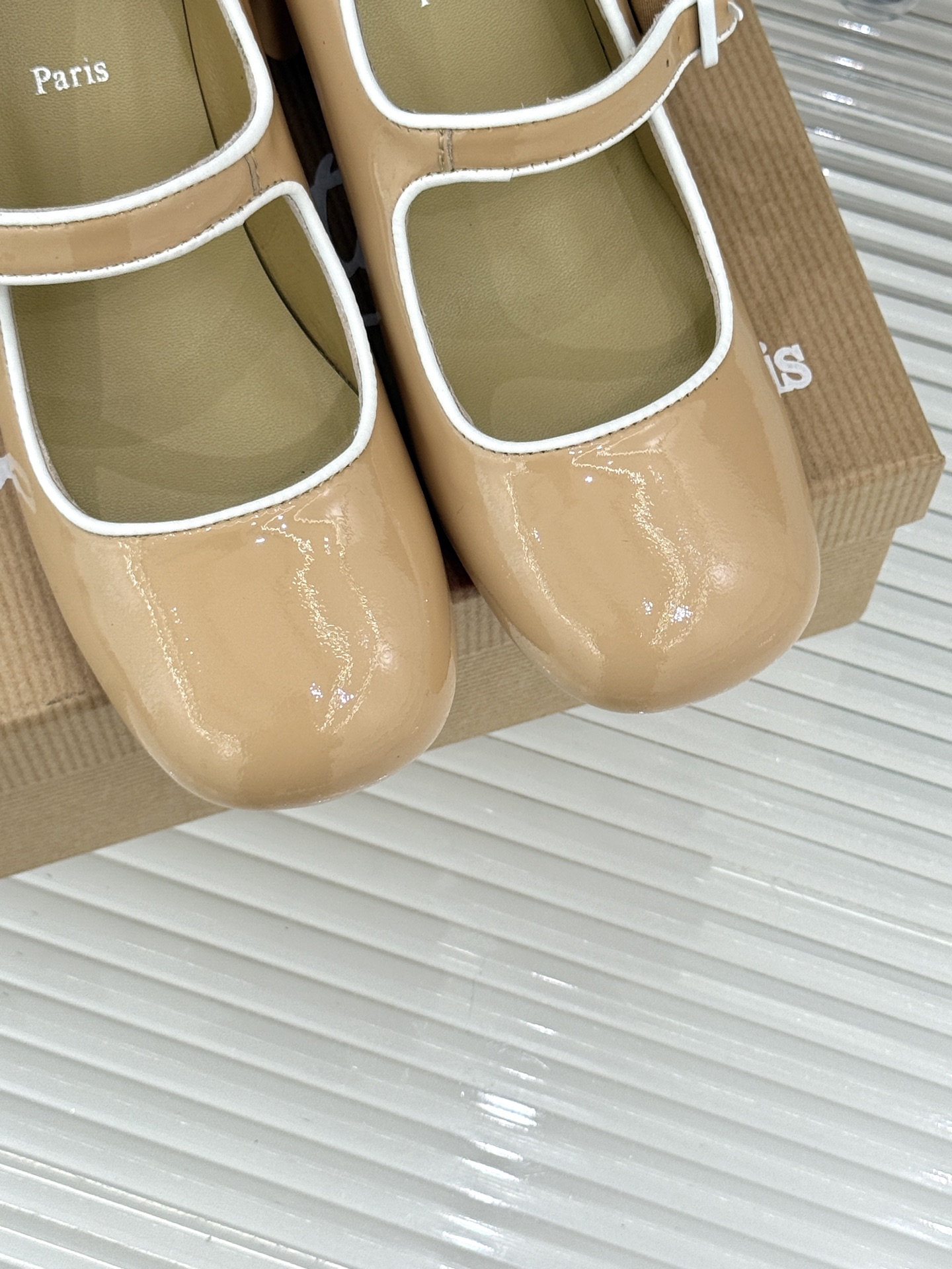 Christian Louboutin/CL26WF新品圆头粗跟玛丽珍鞋将法式浪漫与叛逆基因熔于一体。标