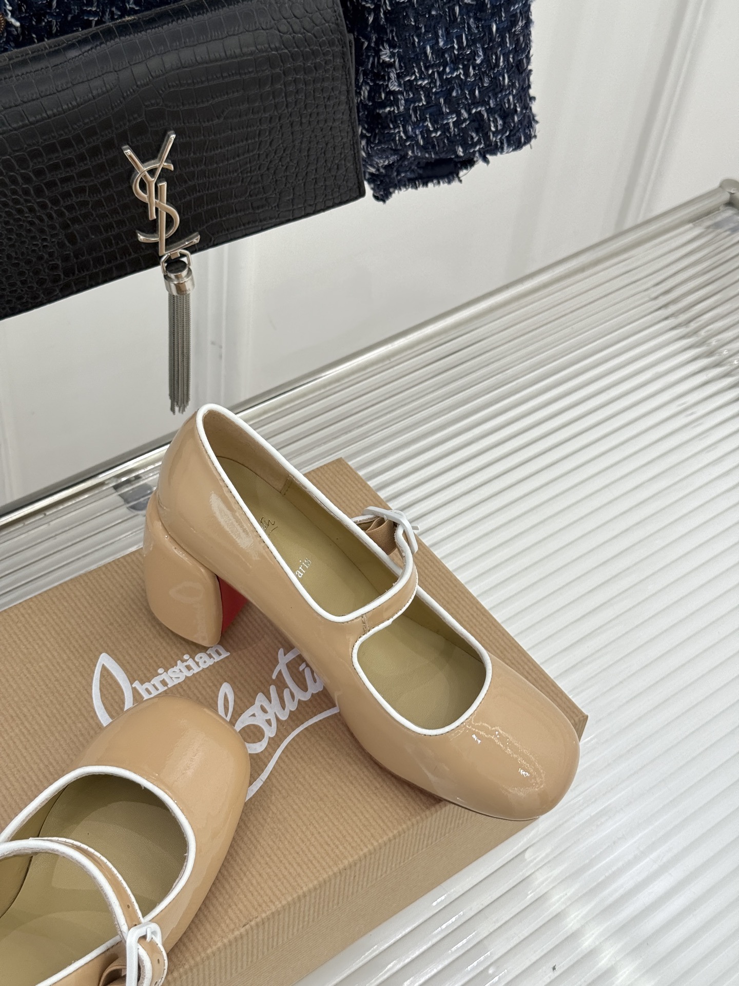 Christian Louboutin/CL26WF新品圆头粗跟玛丽珍鞋将法式浪漫与叛逆基因熔于一体。标