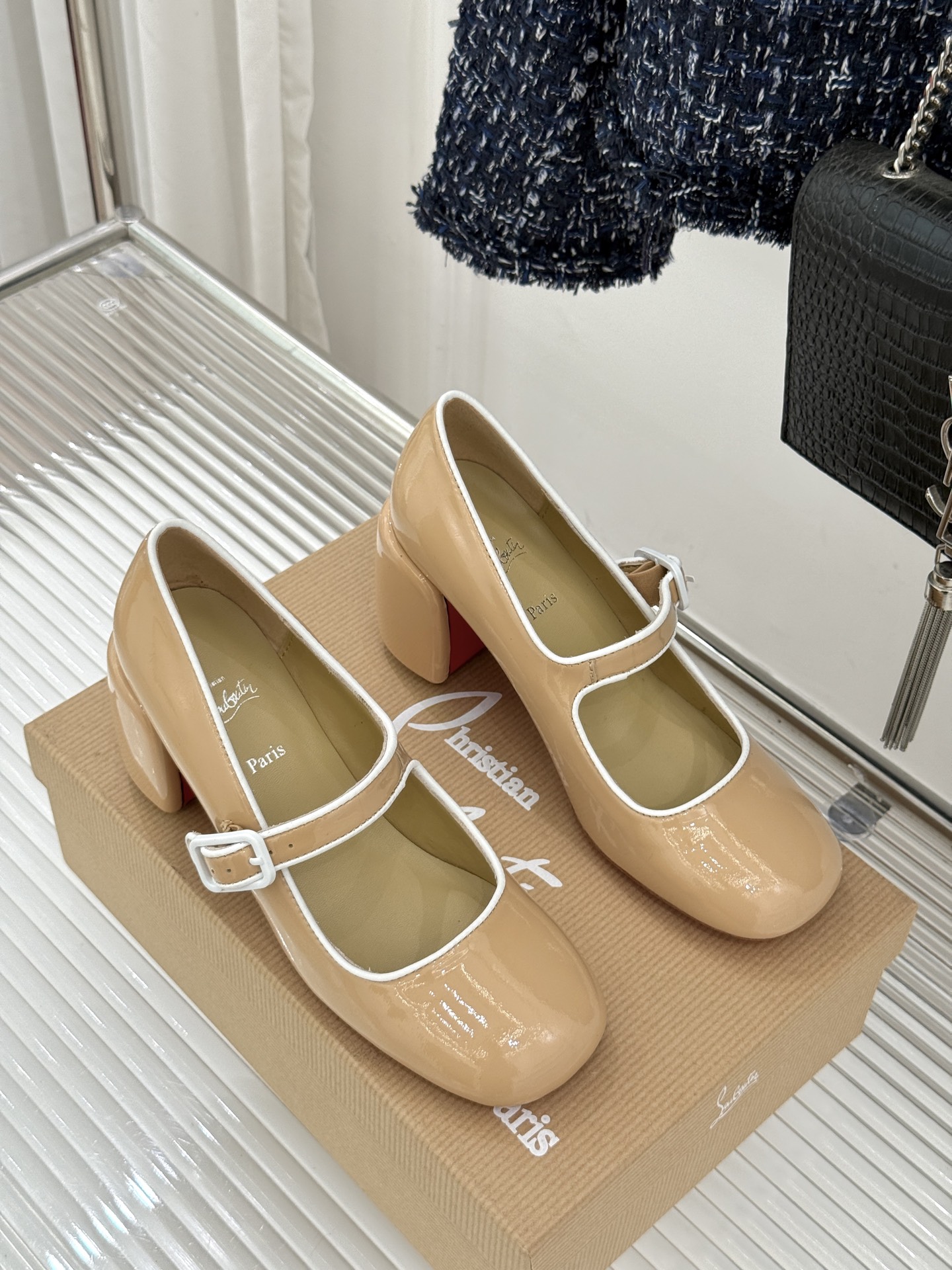 Christian Louboutin/CL26WF新品圆头粗跟玛丽珍鞋将法式浪漫与叛逆基因熔于一体。标