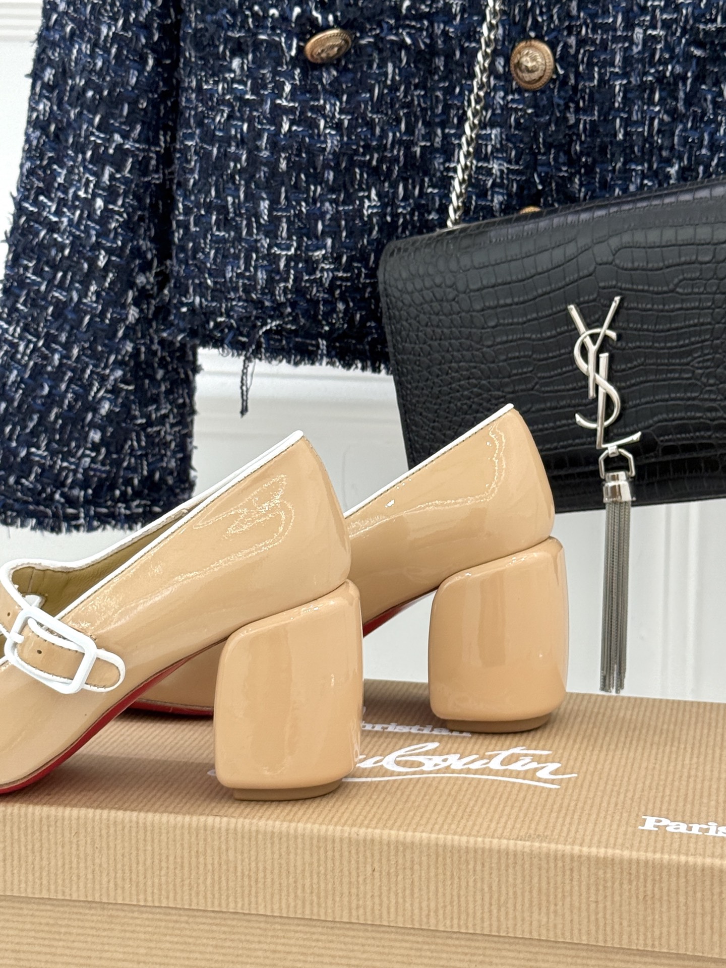 Christian Louboutin/CL26WF新品圆头粗跟玛丽珍鞋将法式浪漫与叛逆基因熔于一体。标